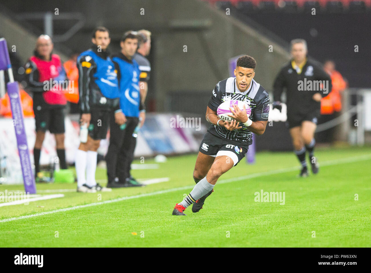 Sostituzione asprì Keelan Giles in azione in un Unione Rugby Challenge Cup match al Liberty Stadium, Swansea, Wales, Regno Unito. Foto Stock