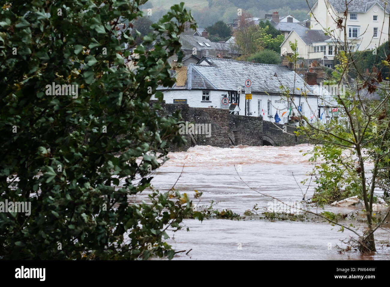 Crickhowell, POWYS, GALLES - Sabato 13 Ottobre 2018- la polizia ha chiuso il XVII secolo il ponte di pietra sul fiume Usk sabato pomeriggio seguente pioggia torrenziale durante la tempesta Callum - il fiume Usk ha scoppiare le sue banche in luoghi. Foto Steven Maggio / Alamy Live News Foto Stock