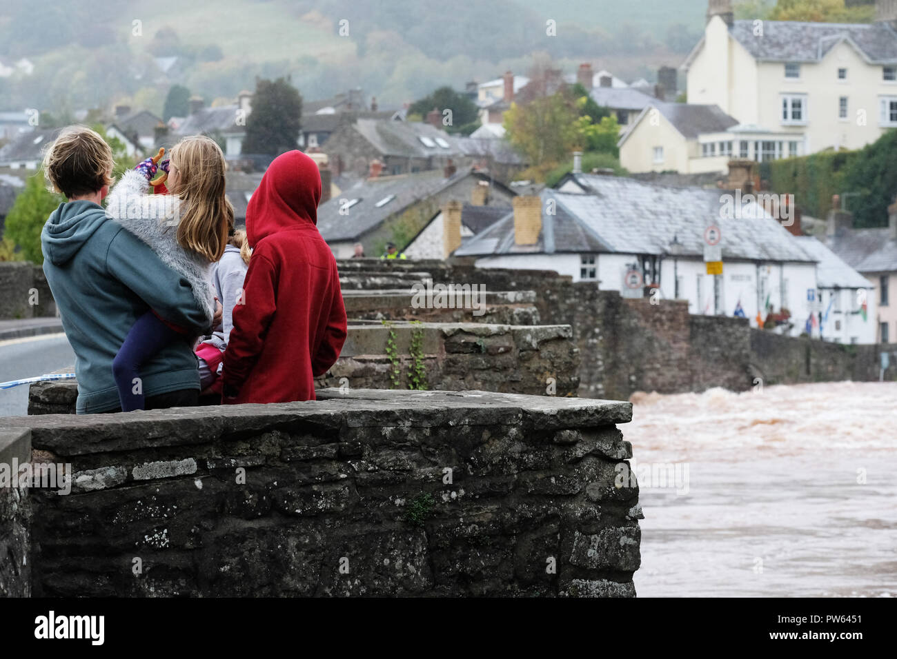 Crickhowell, POWYS, GALLES - Sabato 13 Ottobre 2018- la polizia ha chiuso il XVII secolo il ponte di pietra sul fiume Usk sabato pomeriggio seguente pioggia torrenziale durante la tempesta Callum - il fiume Usk ha scoppiare le sue banche in luoghi. Foto Steven Maggio / Alamy Live News Foto Stock