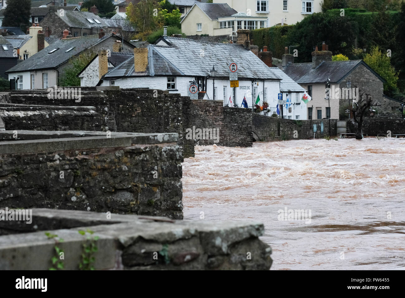 Crickhowell, POWYS, GALLES - Sabato 13 Ottobre 2018- la polizia ha chiuso il XVII secolo il ponte di pietra sul fiume Usk sabato pomeriggio seguente pioggia torrenziale durante la tempesta Callum - il fiume Usk scorre veloce e ha scoppiare le sue banche in luoghi. Foto Steven Maggio / Alamy Live News Foto Stock