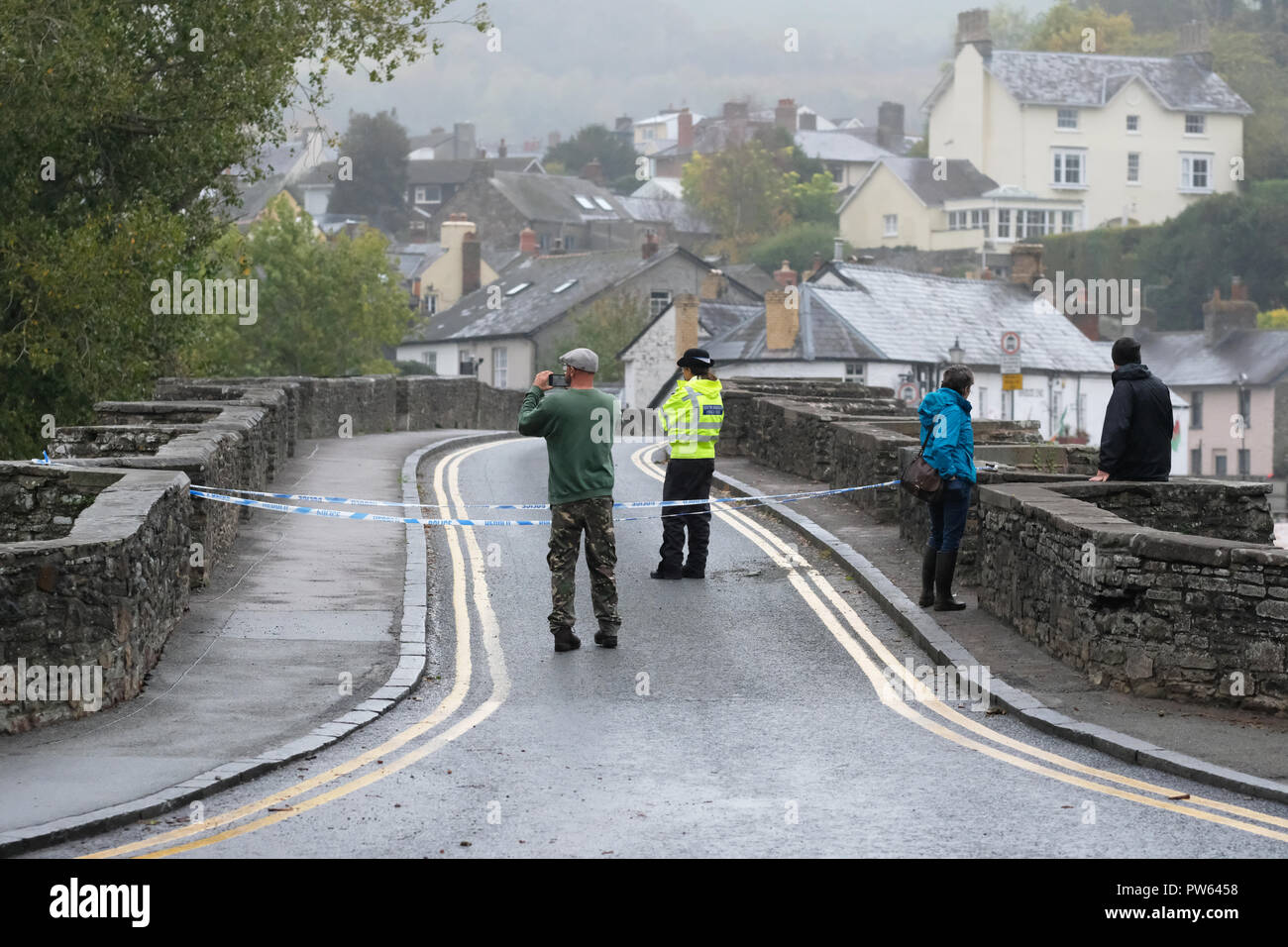 Crickhowell, POWYS, GALLES - Sabato 13 Ottobre 2018 - La polizia ha chiuso il XVII secolo il ponte di pietra sul fiume Usk sabato pomeriggio seguente pioggia torrenziale durante la tempesta Callum - il fiume Usk ha scoppiare le sue banche in luoghi. Foto Steven Maggio / Alamy Live News Foto Stock