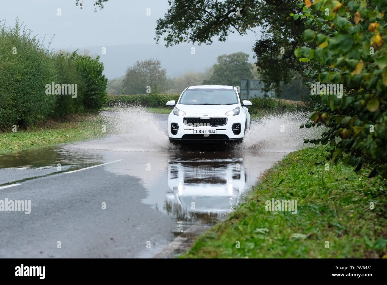 Crickhowell, POWYS, GALLES - Sabato 13 Ottobre 2018- un auto 4WD aziona attraverso delle inondazioni su strada a Crickhowell dopo la pioggia torrenziale durante la tempesta Callum - l'adiacente Fiume Usk ha scoppiare le sue banche in luoghi. Foto Steven Maggio / Alamy Live News Foto Stock