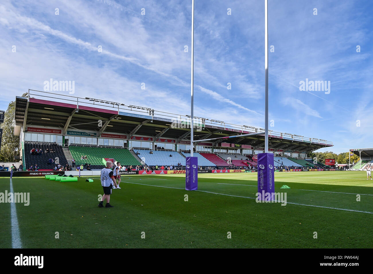 Londra, Regno Unito. 13 ottobre 2018. Una vista generale di Twickenham Stoop prima che il gioco durante la European Rugby Challenge Cup, Round 1, piscina 5 corrispondenza tra arlecchini e Agen a Twickenham Stoop Sabato, 13 ottobre 2018. Londra Inghilterra. (Solo uso editoriale, è richiesta una licenza per uso commerciale. Nessun uso in scommesse, giochi o un singolo giocatore/club/league pubblicazioni.) Credito: Taka Wu/Alamy Live News Foto Stock