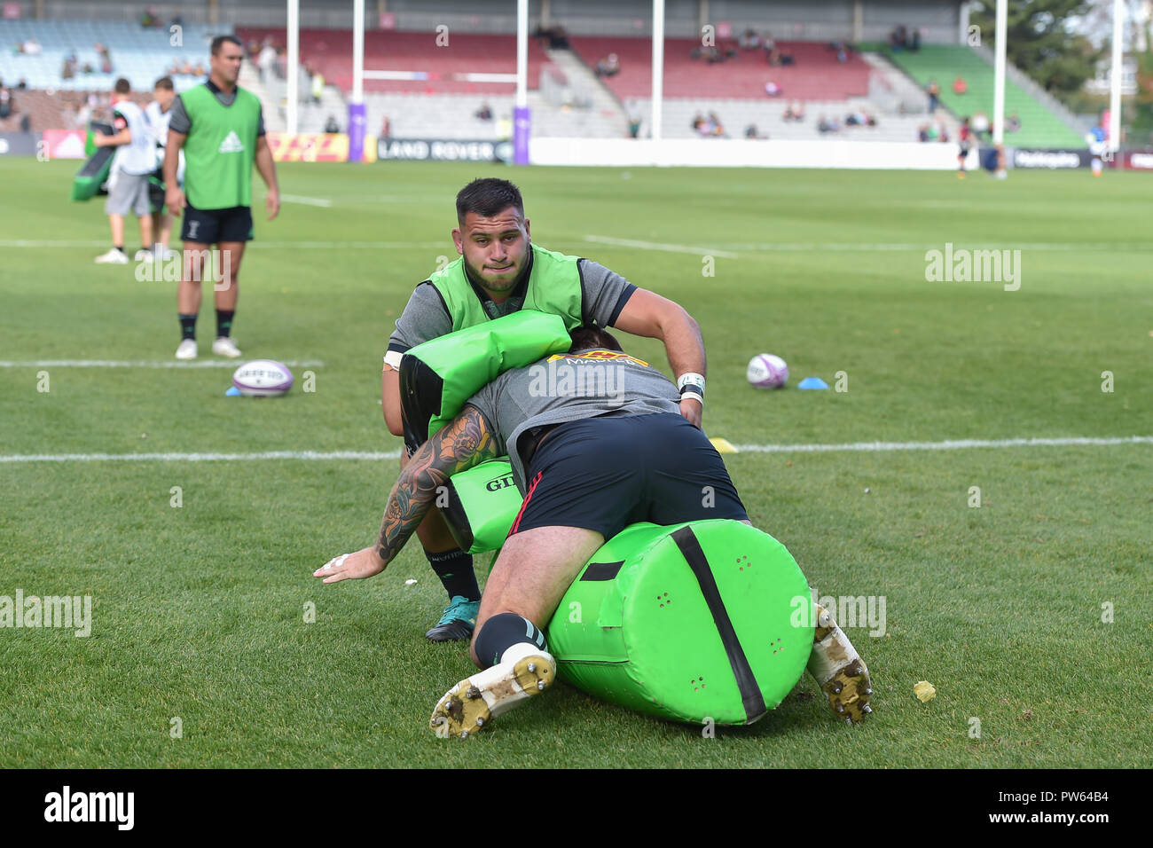 Londra, Regno Unito. 13 ottobre 2018. Joe Marler di arlecchini in pre-match warm up durante la European Rugby Challenge Cup, Round 1, piscina 5 corrispondenza tra arlecchini e Agen a Twickenham Stoop Sabato, 13 ottobre 2018. Londra Inghilterra. (Solo uso editoriale, è richiesta una licenza per uso commerciale. Nessun uso in scommesse, giochi o un singolo giocatore/club/league pubblicazioni.) Credito: Taka Wu/Alamy Live News Foto Stock