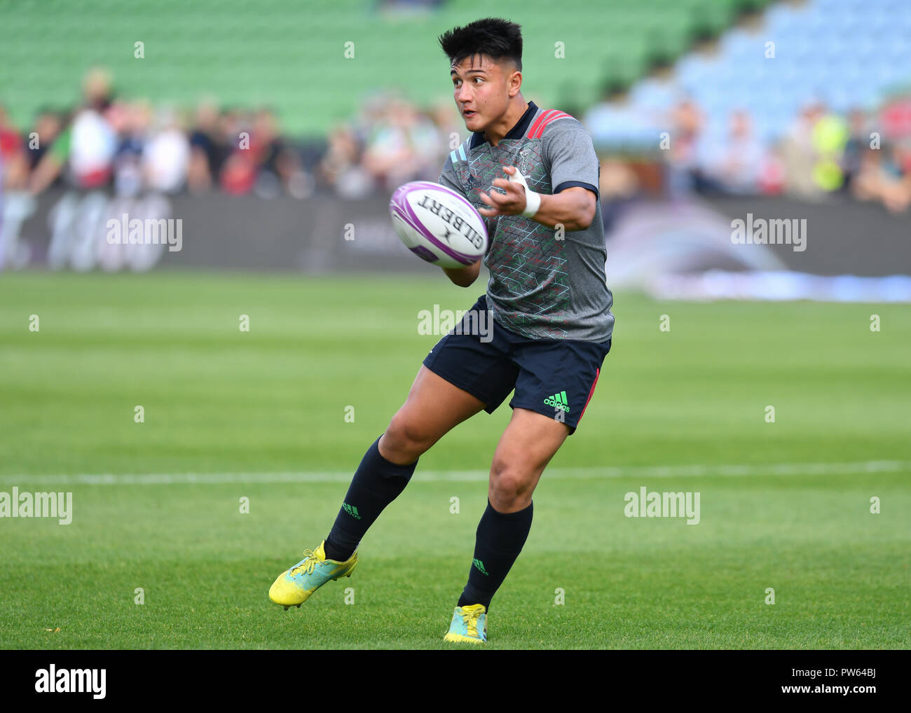 Londra, Regno Unito. 13 ottobre 2018. Marcus Smith di arlecchini in pre-match warm up durante la European Rugby Challenge Cup, Round 1, piscina 5 corrispondenza tra arlecchini e Agen a Twickenham Stoop Sabato, 13 ottobre 2018. Londra Inghilterra. (Solo uso editoriale, è richiesta una licenza per uso commerciale. Nessun uso in scommesse, giochi o un singolo giocatore/club/league pubblicazioni.) Credito: Taka Wu/Alamy Live News Foto Stock