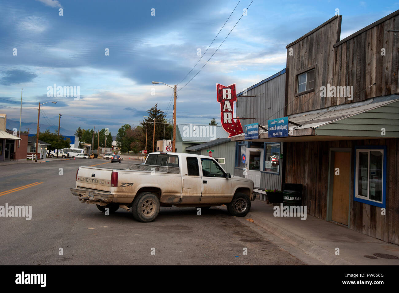 Il Neon bar segno sulla strada principale della cittadina, Hot Springs, Montana, USA Foto Stock