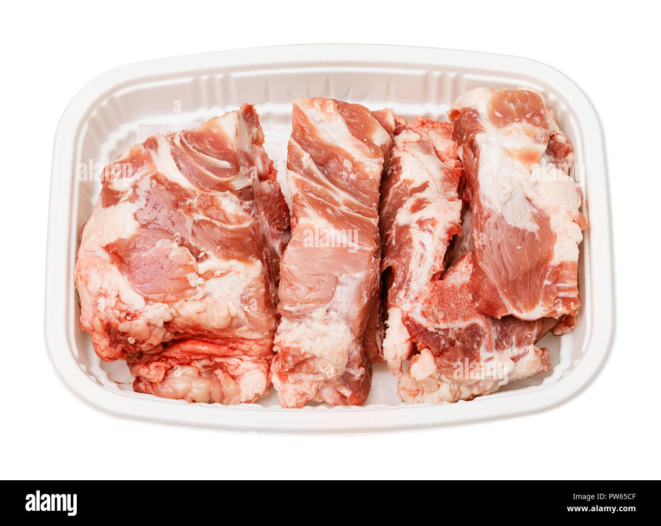 La carne di maiale ossa della colonna vertebrale per la minestra in plastica biodegradabile vassoio, deep focus immagine di impilamento, includono pen percorso utensile Foto Stock