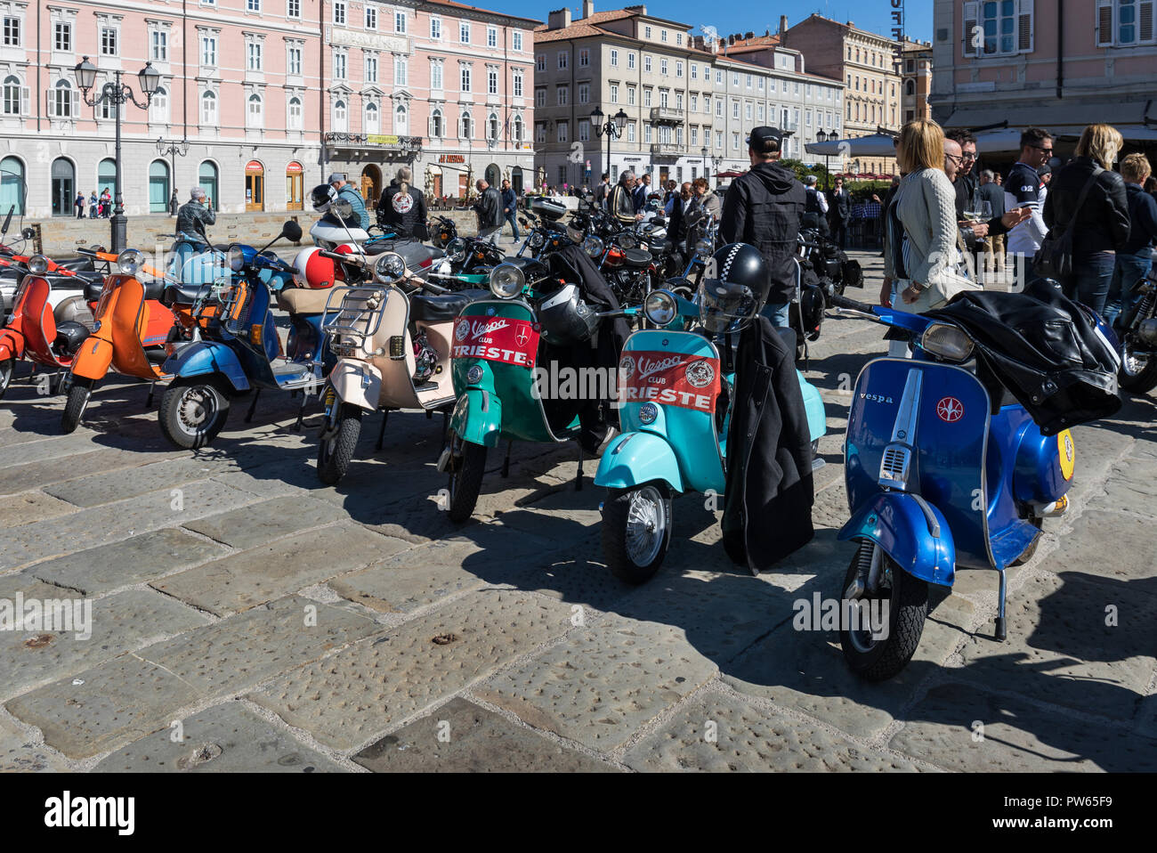 Classic Vespa parcheggiata in Trieste, Italia Foto Stock