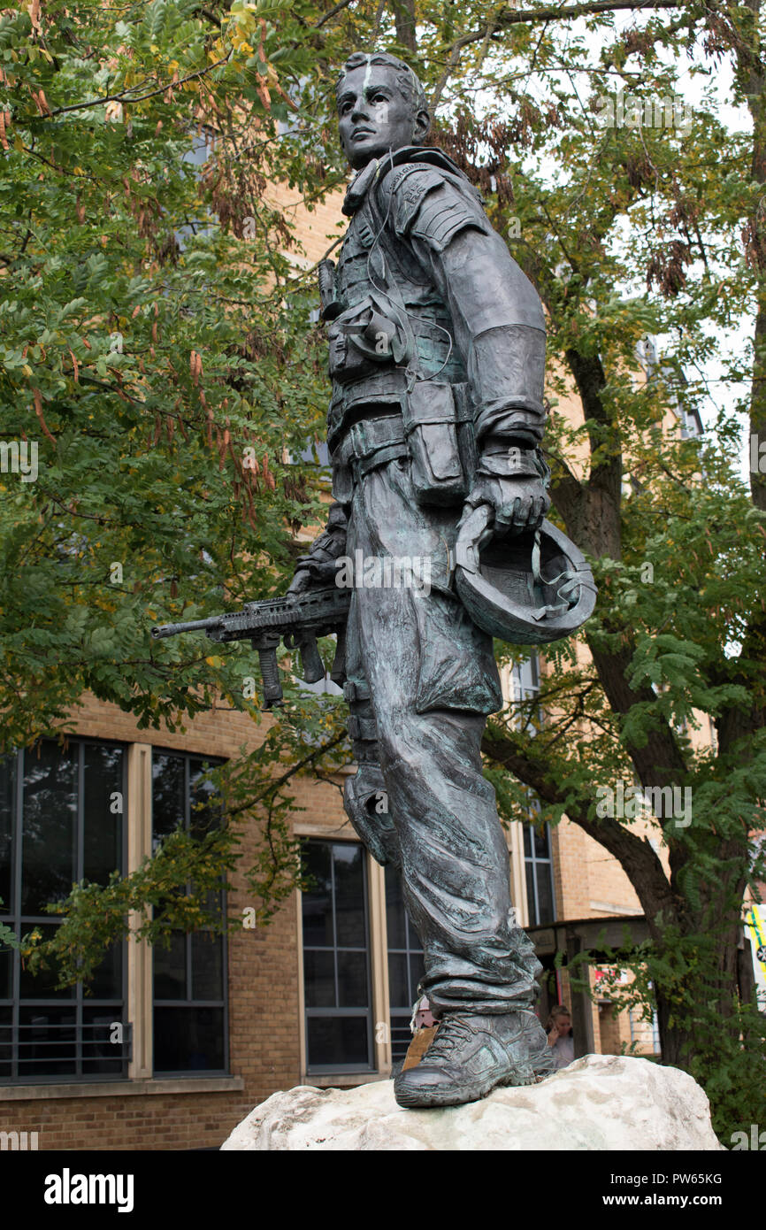 Irish Guardsman statua Windsor Berkshire 'dedicato alla Irish Guardsman passato presente e futuro". HOMER SYKES Foto Stock