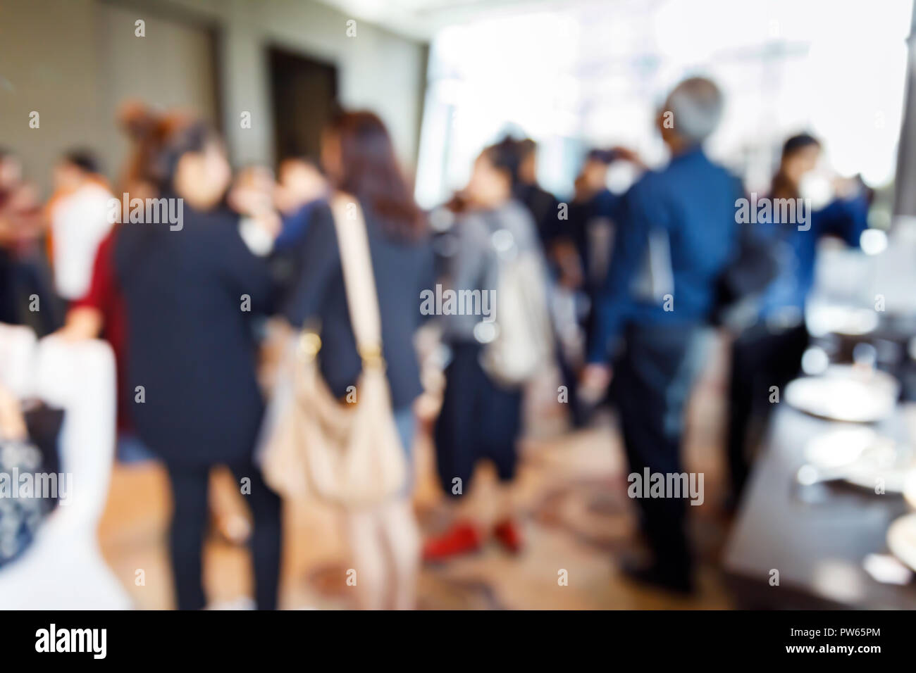 Abstract blur persone durante la pausa caffè tempo nella riunione di seminario o evento di festa Foto Stock