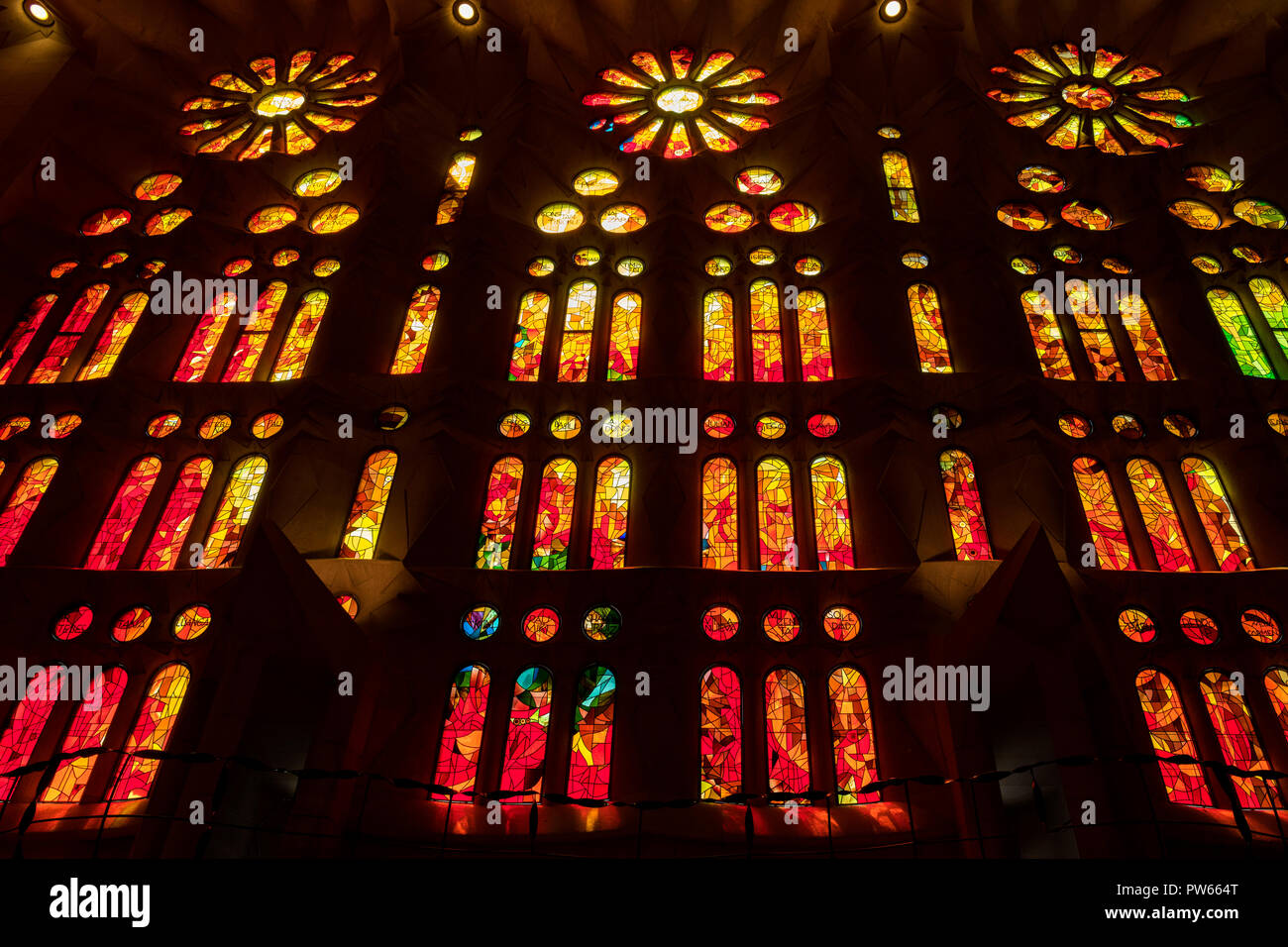 Barcellona, Sagrada Familia. Le finestre di vetro macchiate in Gaudi progettato basilica della Sagrada Familia di Barcellona, Spagna Foto Stock