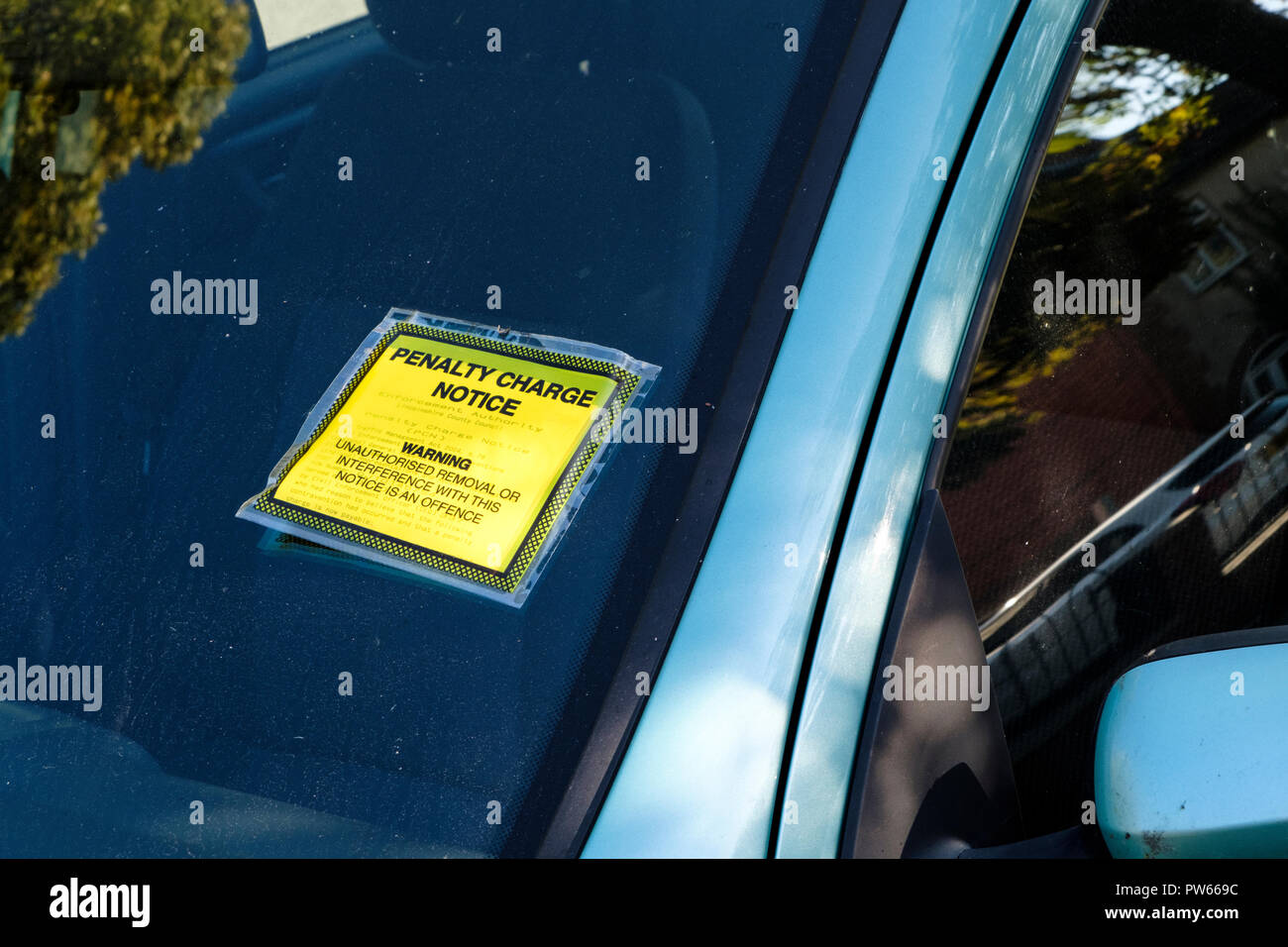 Parcheggio ammenda, UK. Un addebito di penalità avviso incollato su di un parabrezza di automobile, Lincoln, England, Regno Unito Foto Stock