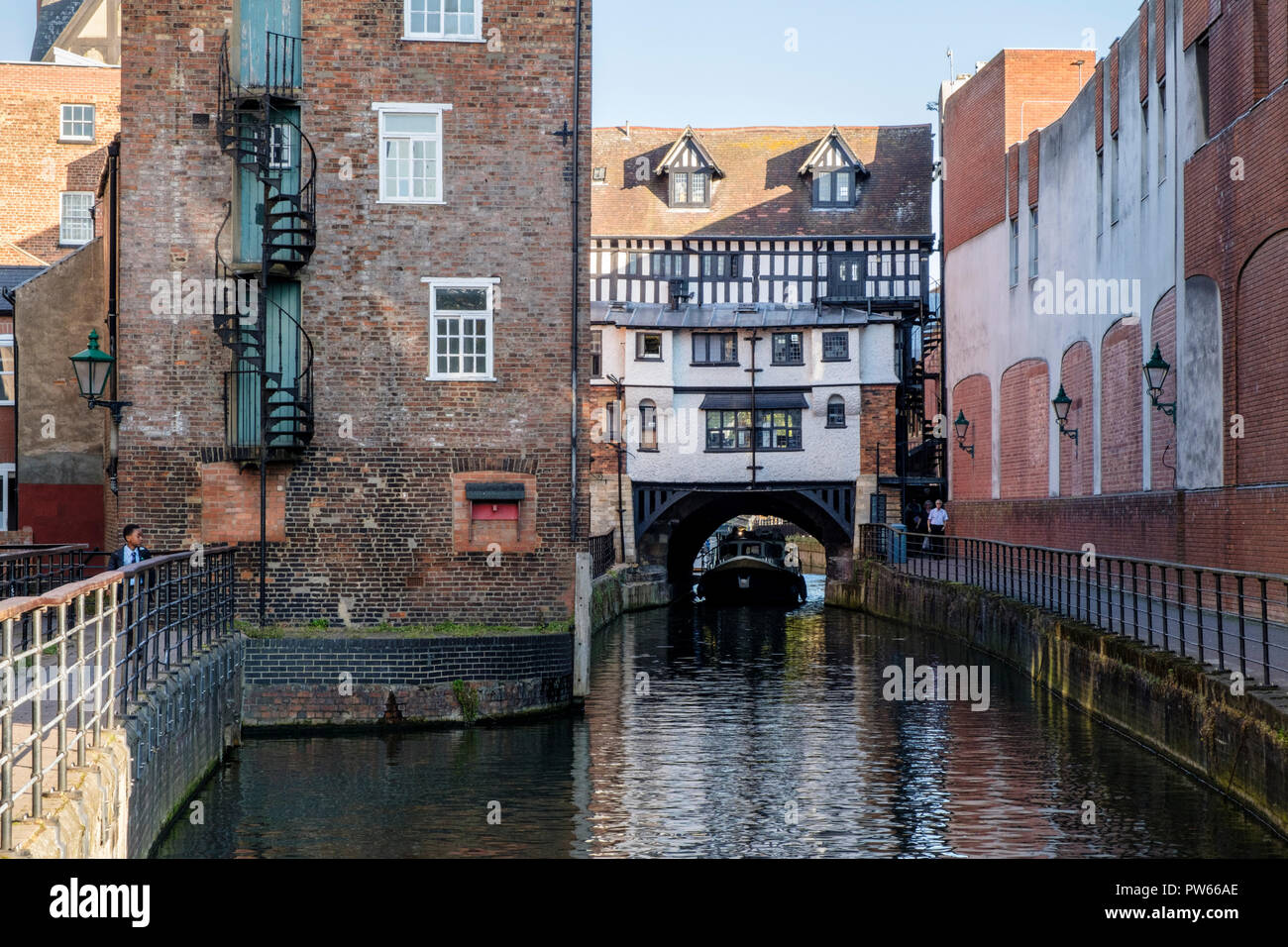 Una barca a vela al di sotto del foro di gloria, alto ponte, sul fiume Witham, Lincoln, England, Regno Unito Foto Stock