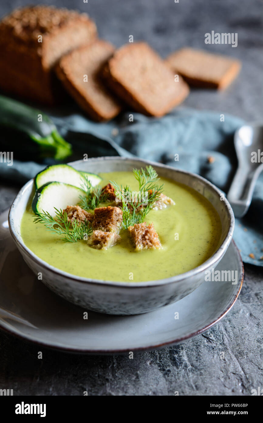 Cremosa zuppa di zucchine con crostini in una ciotola Foto Stock