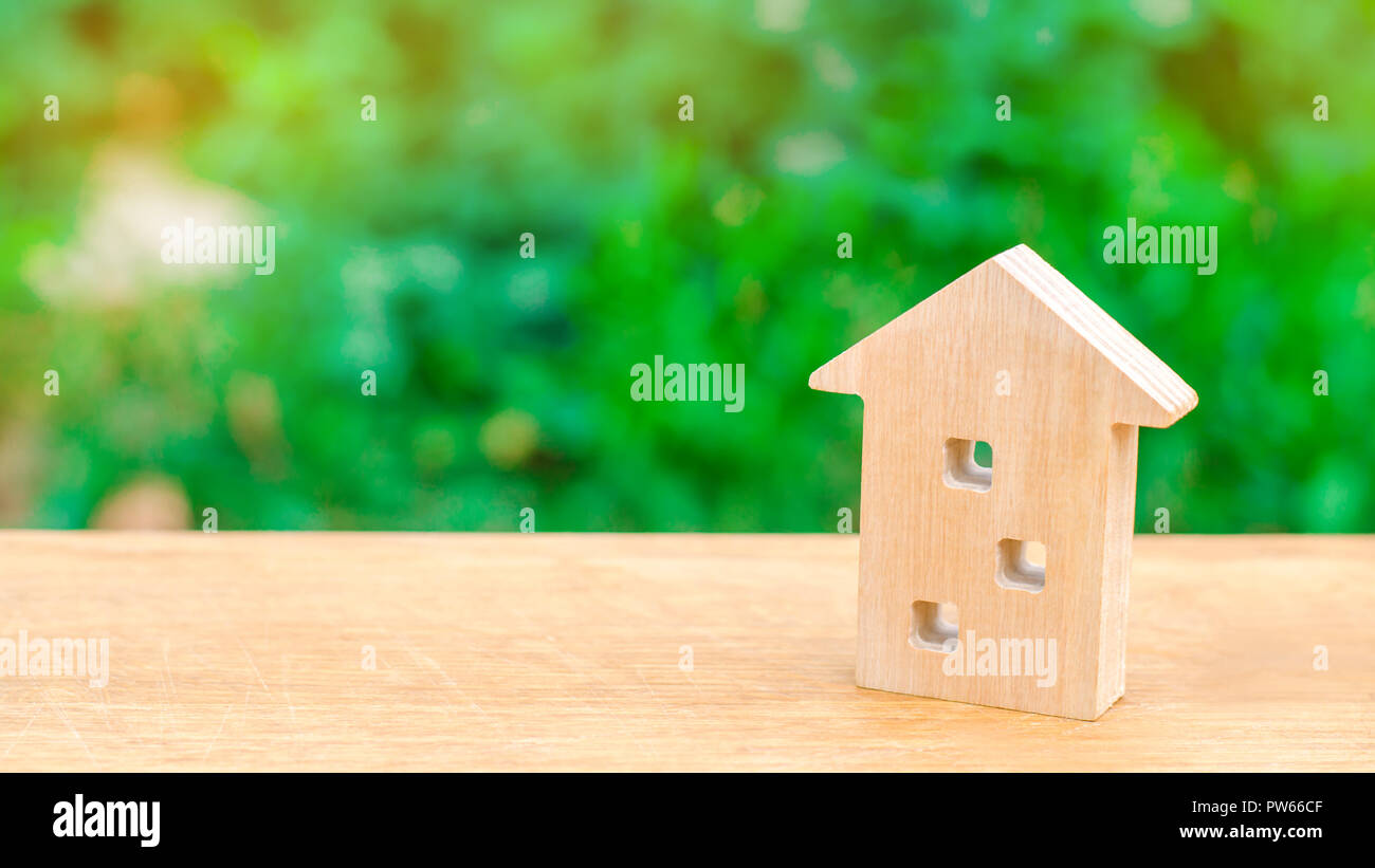 Figura in legno di un multi-storey house su uno sfondo verde. Tre piani di casa. Acquisto e vendita di beni immobili, costruzione. Appartamenti e apartm Foto Stock