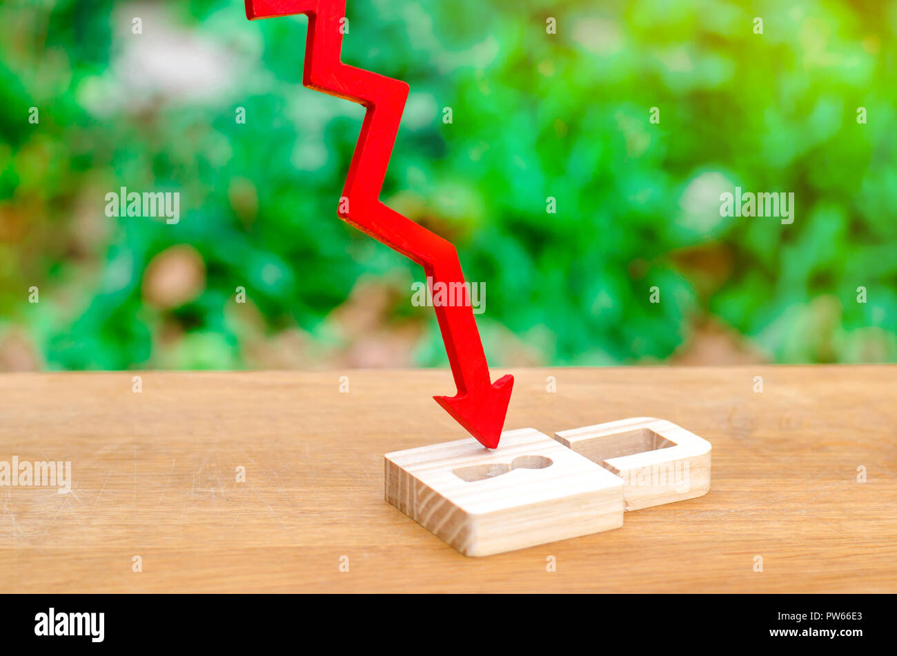 Lucchetto colpito da una freccia rossa. Attacco su dati personali, il furto di segreti. La sconfitta del virus di reti e sistemi. Dispositivi di hacking, attacchi DDoS su Foto Stock