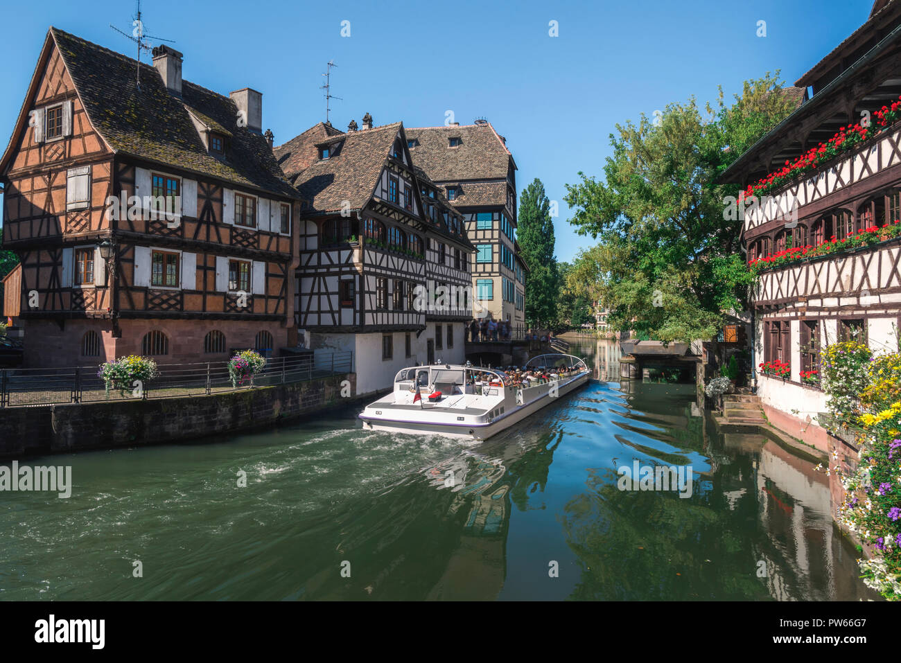 Vista da cartolina della Petite France, un famoso quartiere storico di Strasburgo, Francia, attraversata dal fiume Ill, utilizzato per gite in barca intorno alla città. Foto Stock