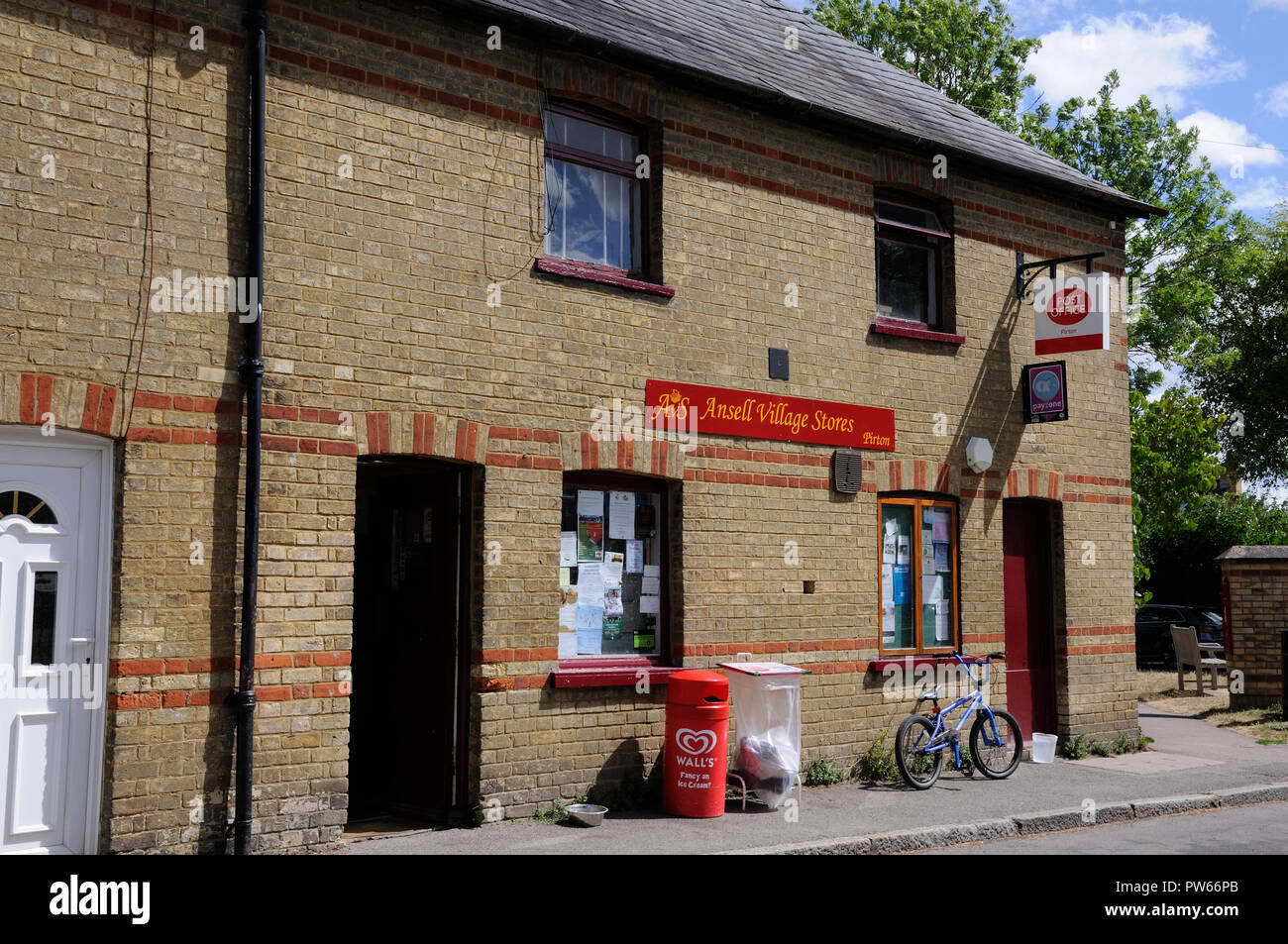 Villaggio Pirton negozi e ufficio postale, Pirton, Hertfordshire, sono alloggiati in corrispondenza della fine di una terrazza del cottage. Foto Stock