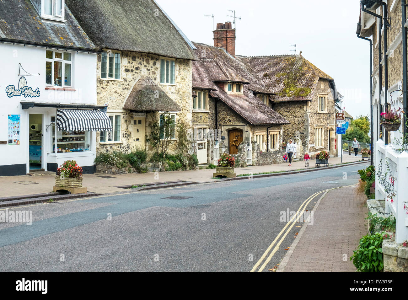 Una scena di strada nel villaggio costiero di birra nel Devon. Foto Stock
