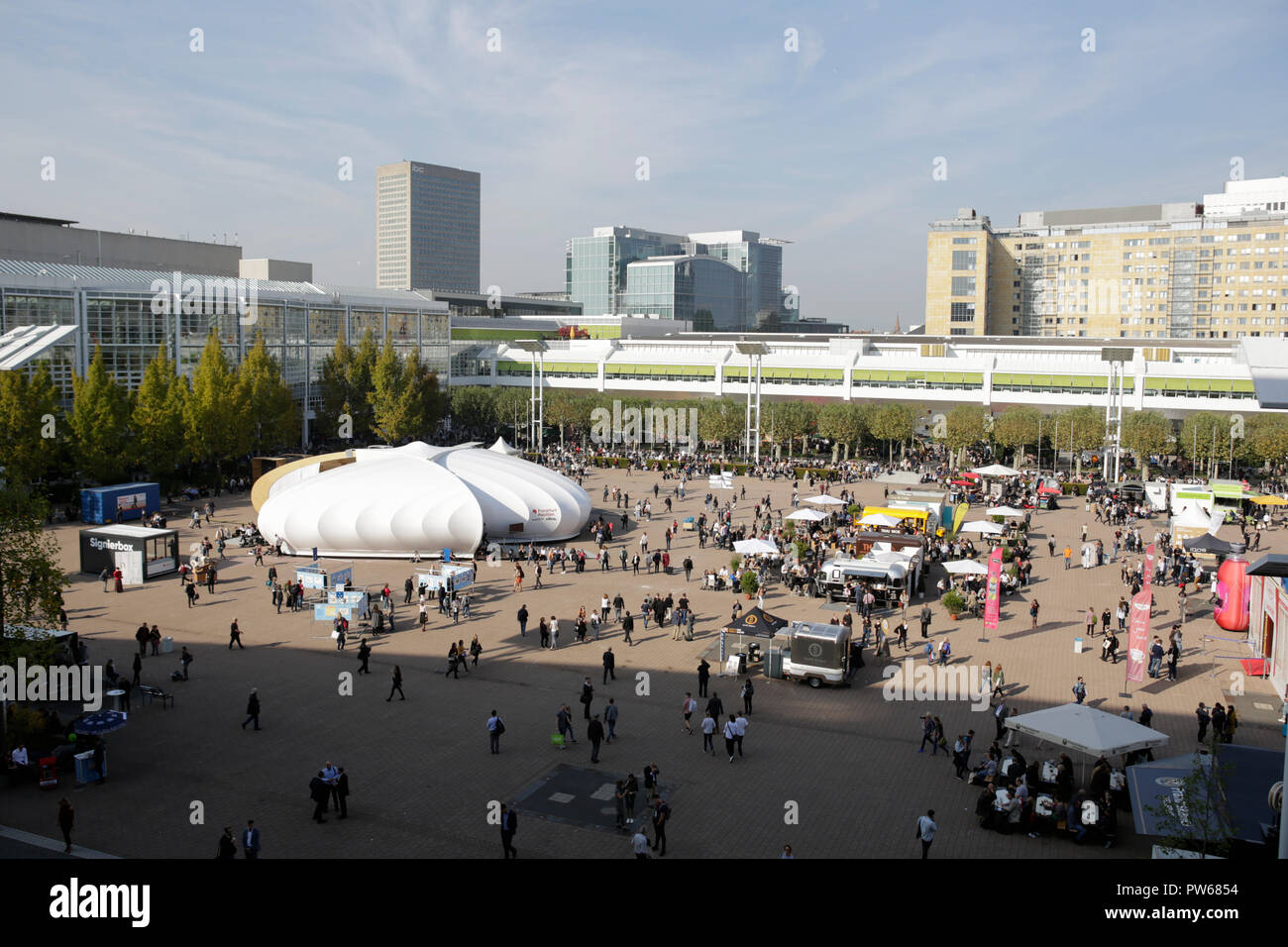 Francoforte, Germania. Undicesimo oct, 2018. Panoramica della zona esterna della Fiera del Libro di Francoforte. In occasione del settantesimo Frankfurt Book Fair 2018 è la più grande fiera del libro con più di 7.000 espositori e oltre 250.000 visitatori attesi. Esso è aperto a partire dal decimo al quattordicesimo mese di ottobre con gli ultimi due giorni essendo aperto al pubblico in generale. Credito: Michael Debets/Pacific Press/Alamy Live News Foto Stock