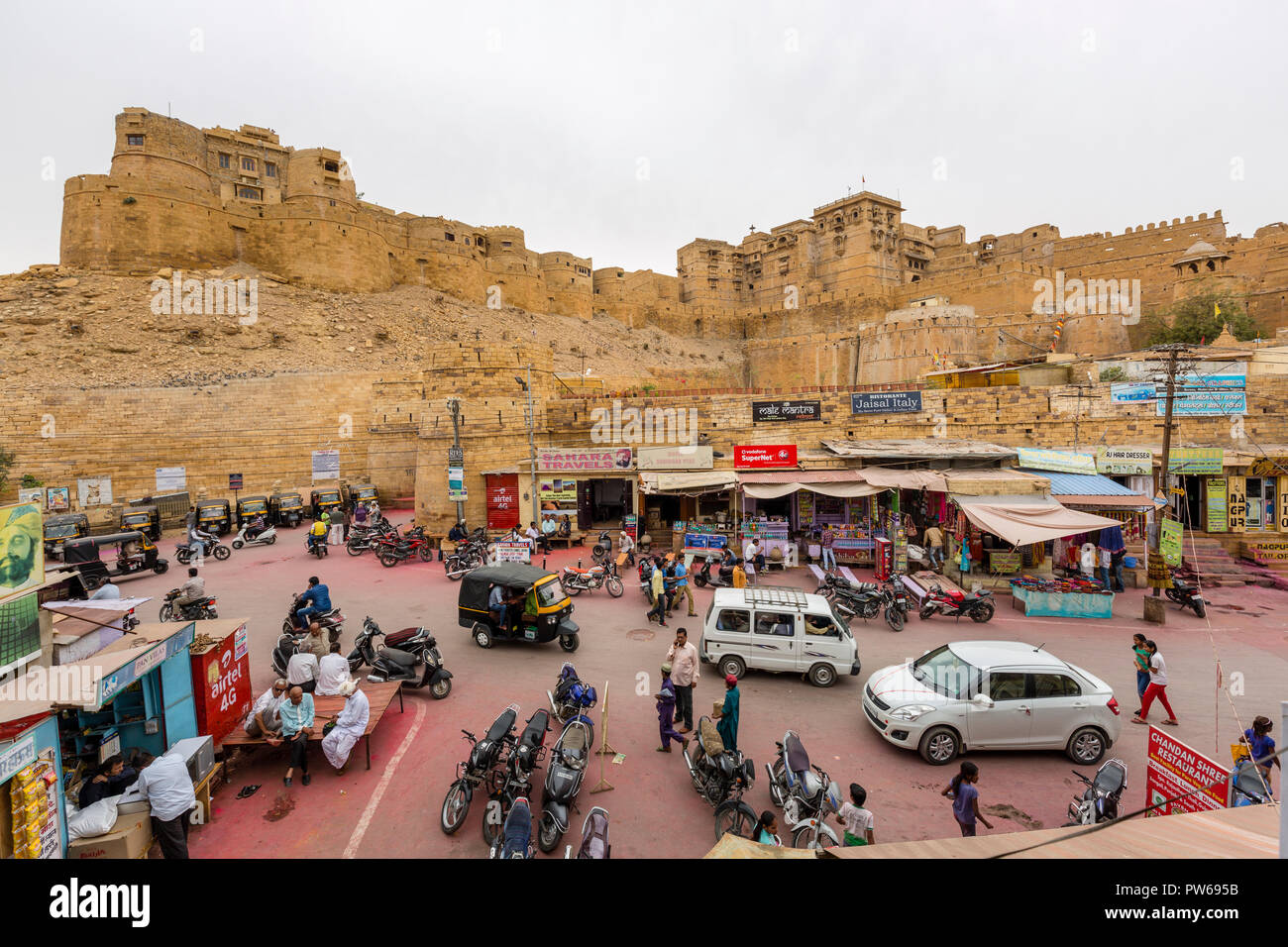 Al di fuori del mercato Forte di Jaisalmer nel deserto stato del Rajasthan in India occidentale Foto Stock