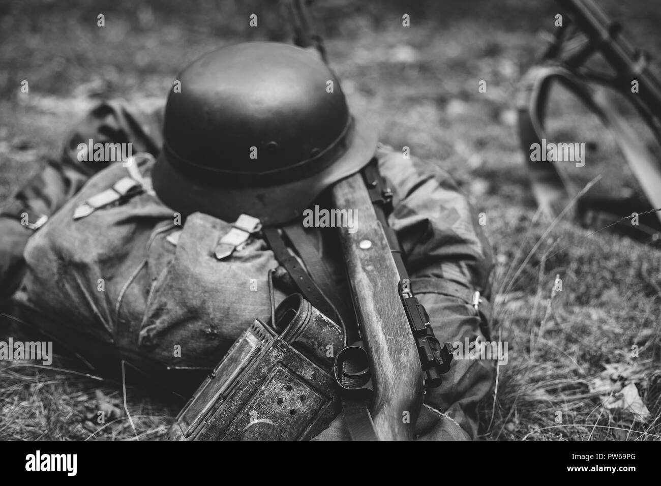 Tedesco munizioni militari della II Guerra Mondiale sul terreno. Casco militare, luci, fucile. Foto in bianco e nero e a colori. Foto Stock