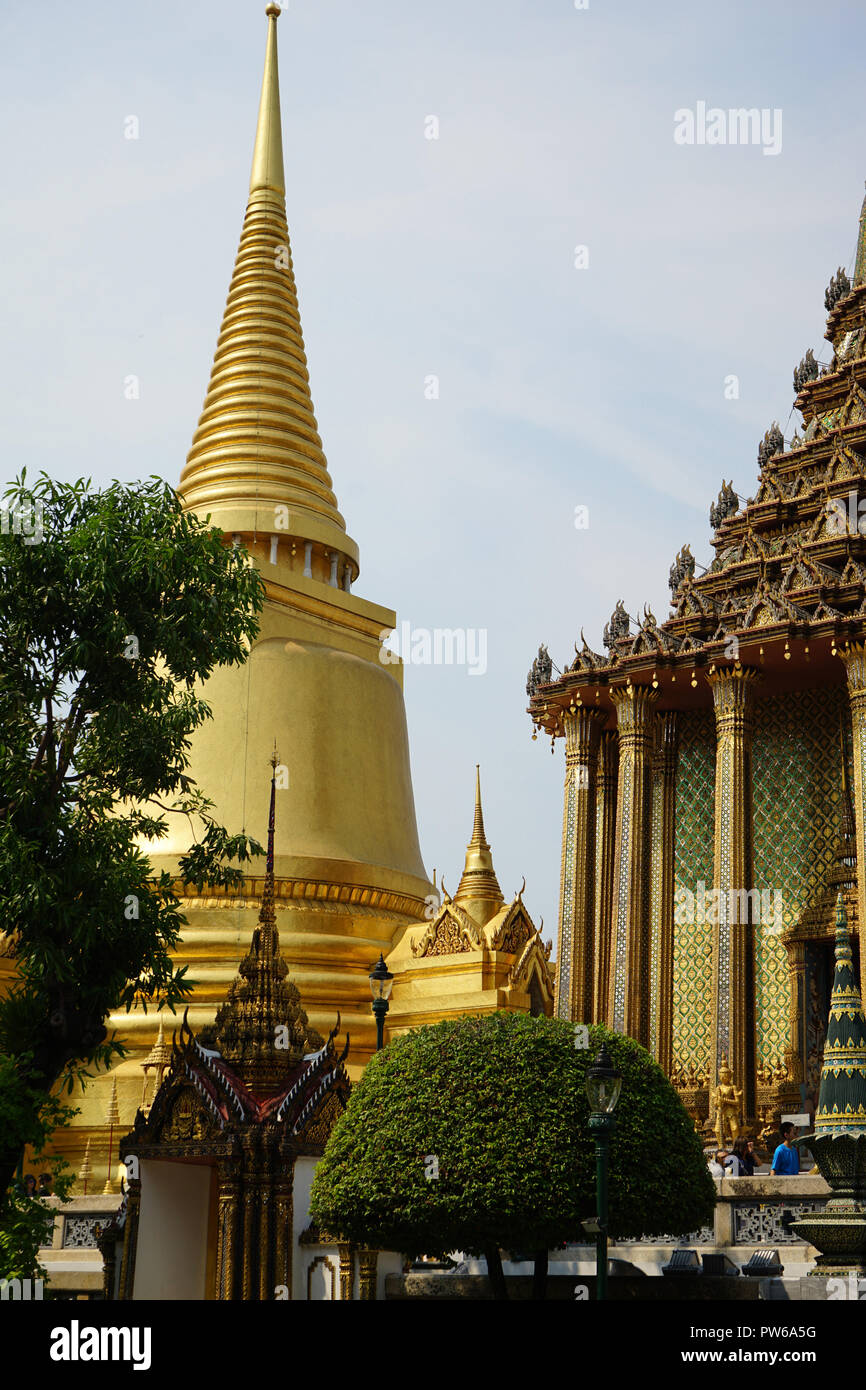 Phra Mondop, Buecherei, Phra Sri Rattana Chedi, Goldener Reliquienschrein, Goldene Stupa, Wat Phra Kaeo, Bangkok, Thailandia Foto Stock