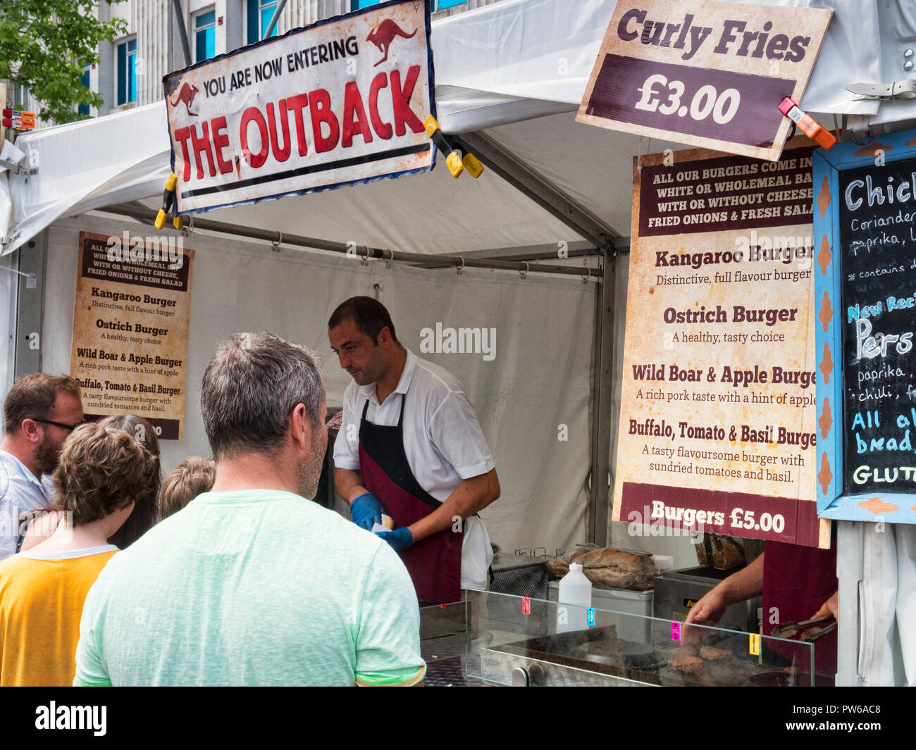 2 Giugno 2018: Plymouth, Devon, Regno Unito - Clienti riuniti intorno a un cibo bancarella vendendo kangaroo hamburger a sapore Fest, Plymouth, Devon, Regno Unito Foto Stock
