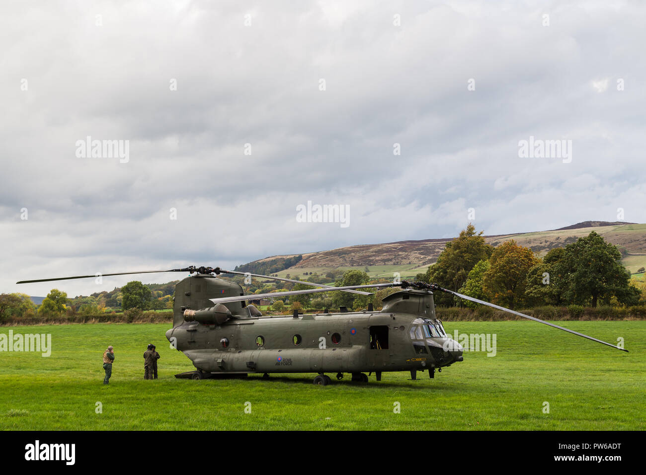 Il personale di bordo al di fuori di un Royal Air Force CH-47-HC.6un elicottero Chinook dopo la sua temporaneamente a terra a seguito di un uccello sciopero durante il basso livello di volare. Vedere Foto Stock