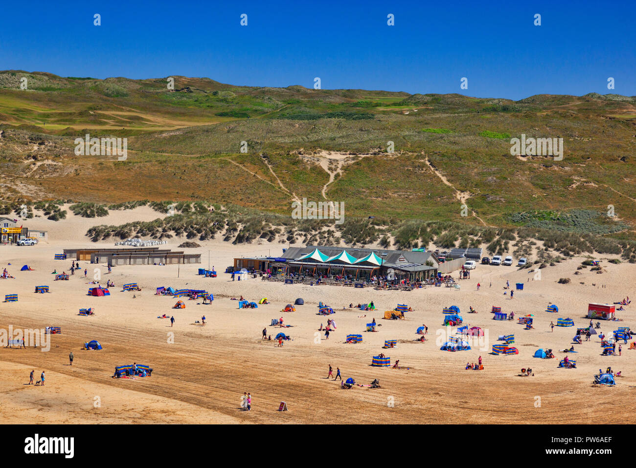 22 Giugno 2018: Perranporth Beach, Cornwall, Regno Unito - vacanzieri godendo di una calda giornata estiva sulla spiaggia. Foto Stock