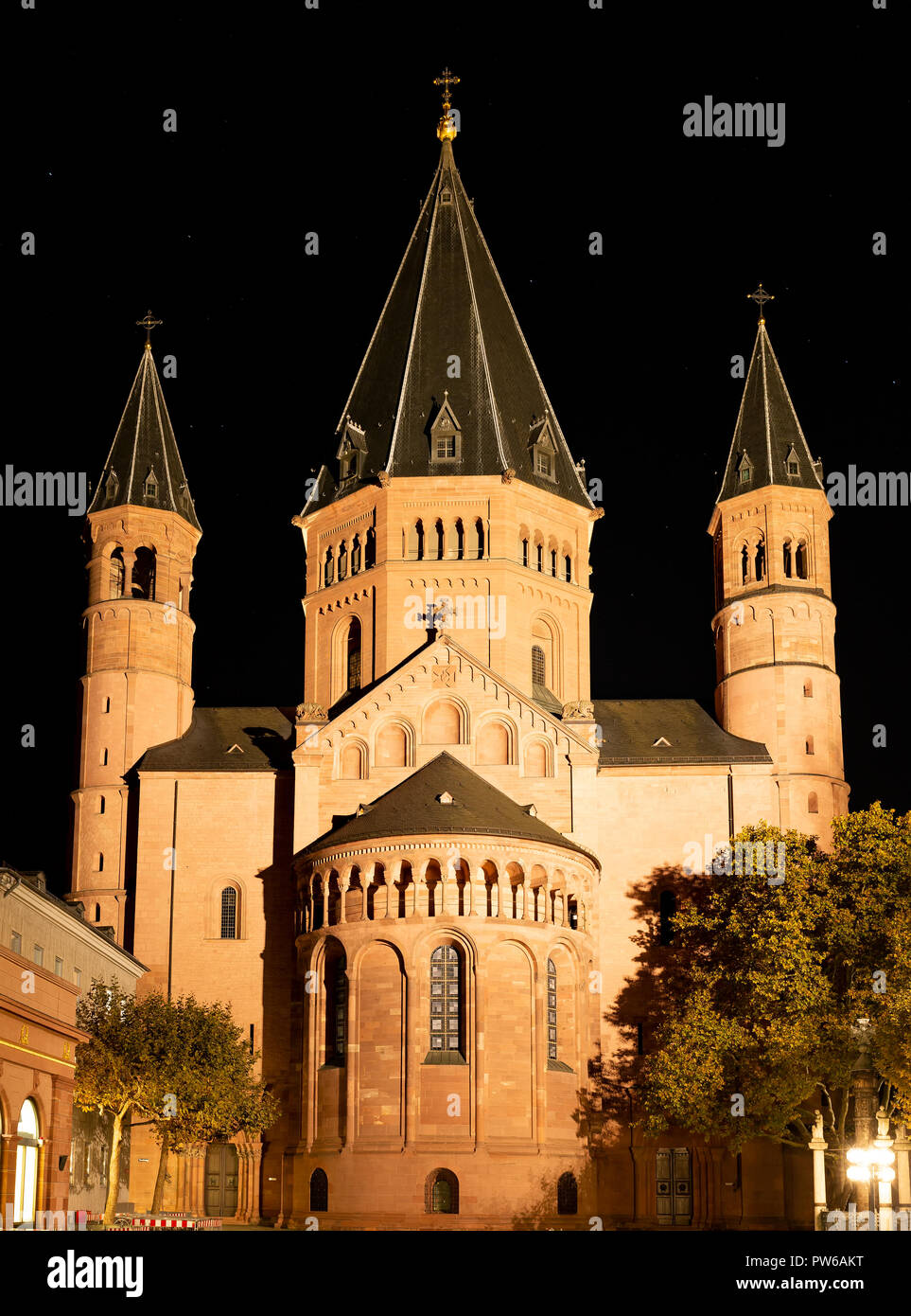 Mainz, Germania, Ottobre 12th. 2018 - Est della facciata della Cattedrale di San Martin Dom in Mainz illuminata di notte. Dopo la masterizzazione in basso nel 1009, la cathed Foto Stock