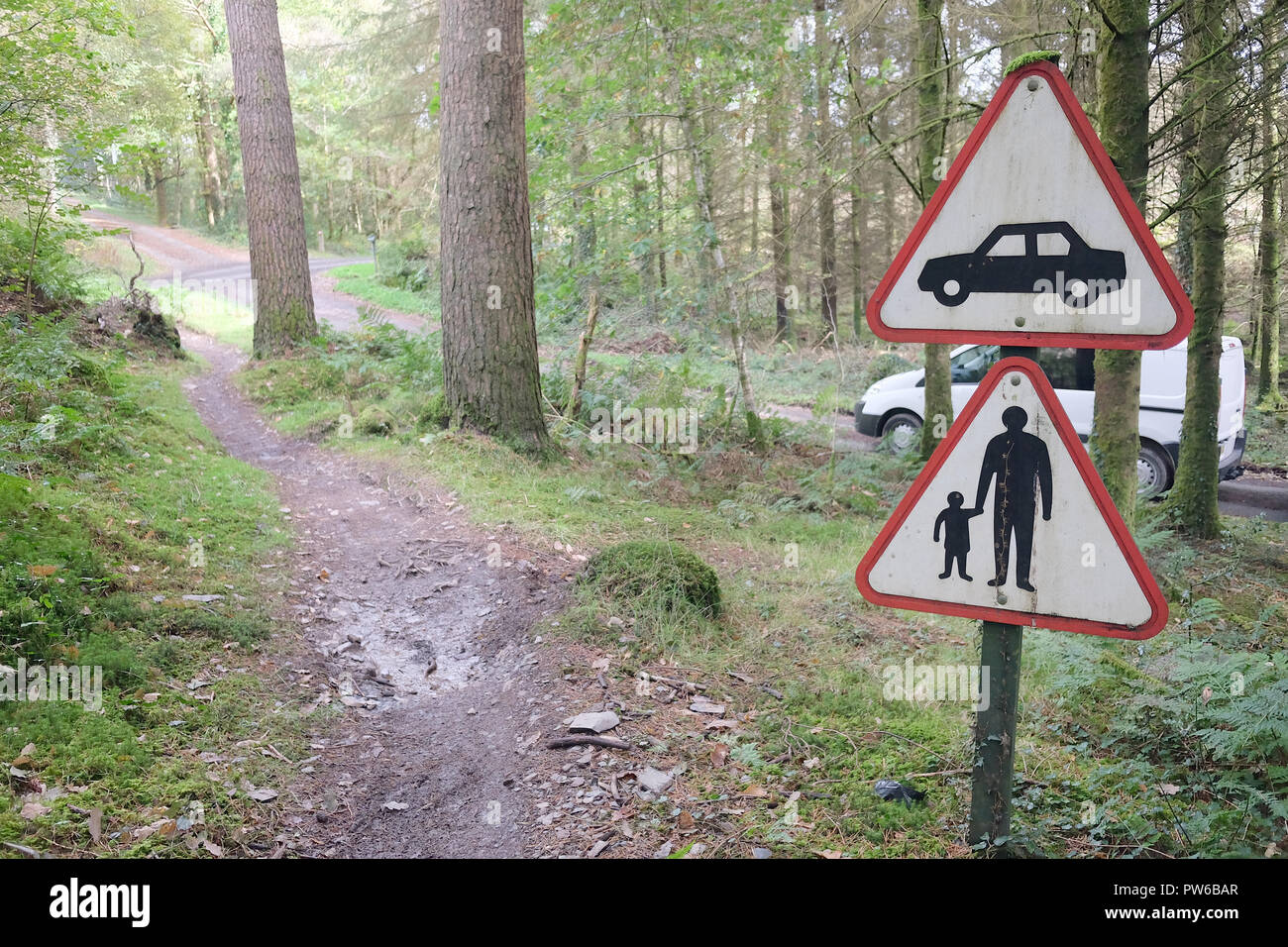 Ottobre 2018 - segnaletica di avvertimento su una mountain bike trail nella foresta di Gwydir, dove si incontra la strada pubblica Foto Stock