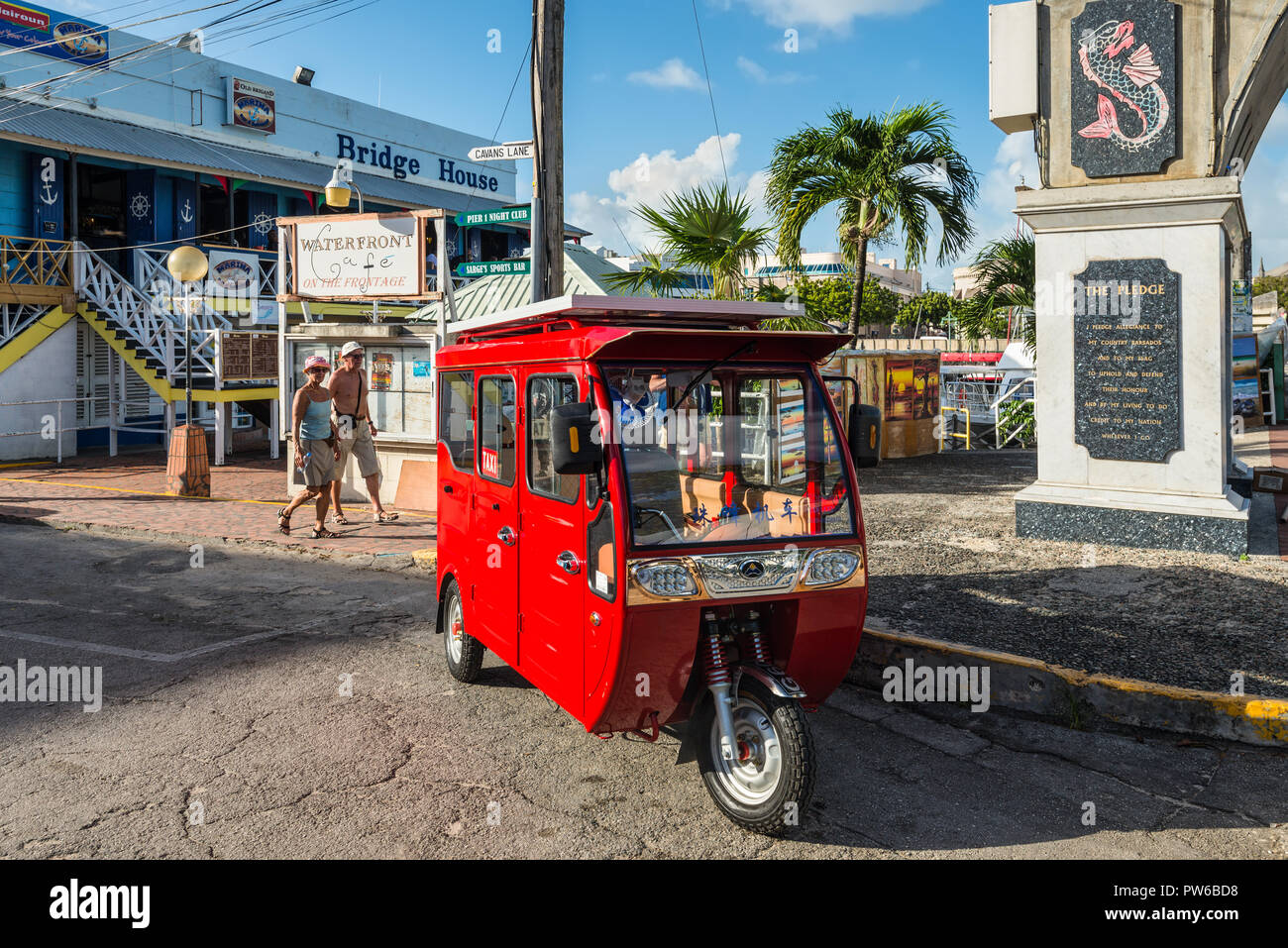 Bridgetown, Barbados - Dicembre 18, 2016: rosso locale di attesa taxi per i passeggeri a Bridgetown, Barbados, West Indies, dei Caraibi e America centrale. Foto Stock