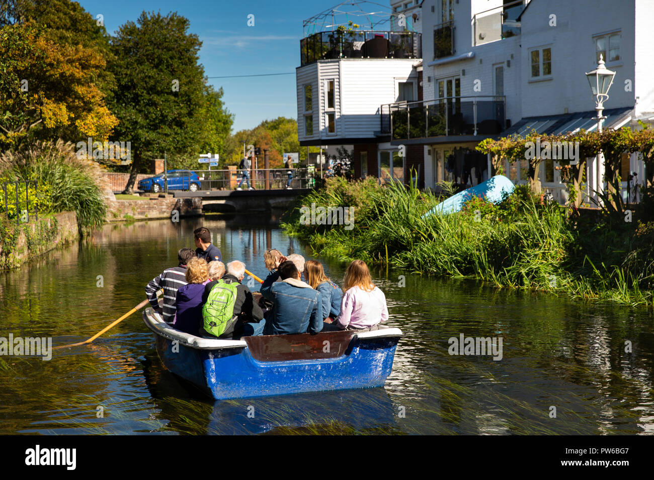 Regno Unito, Kent, Canterbury, Abbot's Mill, i visitatori in un tour in barca passando la parte posteriore del case su Mill Lane accanto al grande fiume Stour Foto Stock