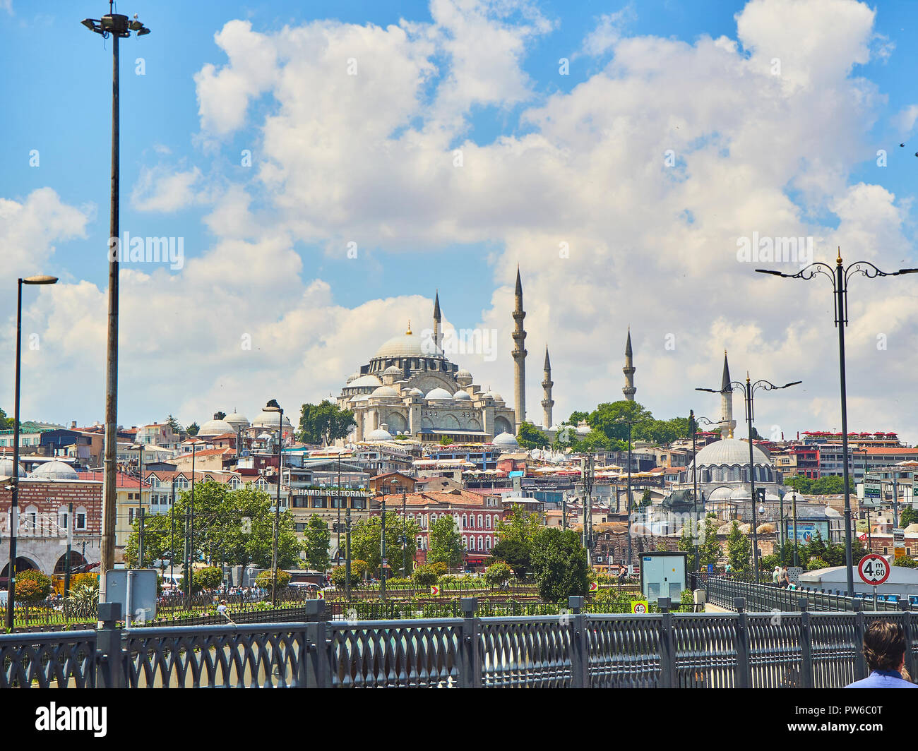 Istanbul, Turchia - 8 luglio 2018. Quartiere Eminonu skyline con la Suleymaniye moschea Camii in background. Istanbul, Turchia. Foto Stock