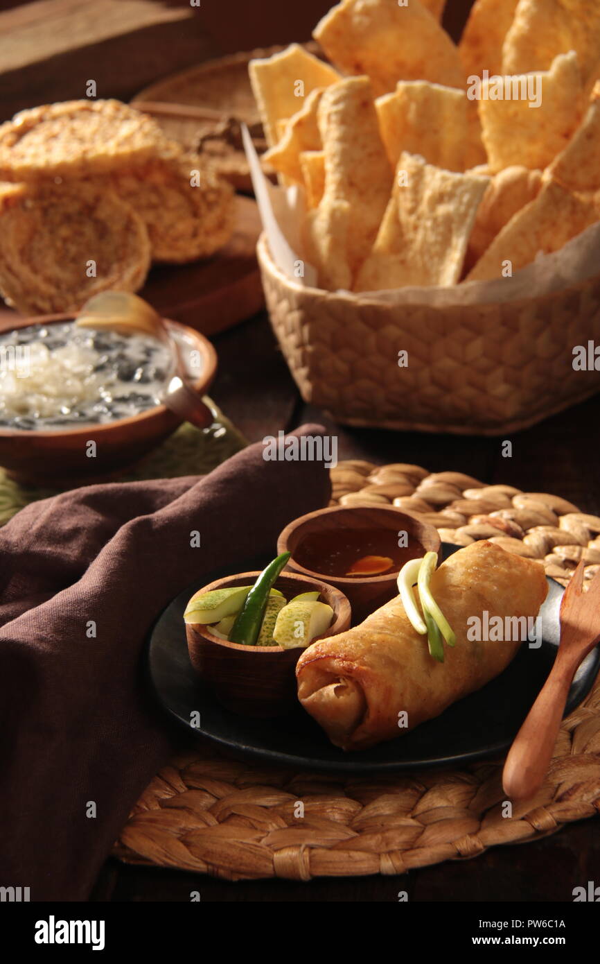 Lumpia Semarang, la firma Peranakan bobina a molla con bambù e pollo ripieno di Semarang, Java Centrale. Foto Stock