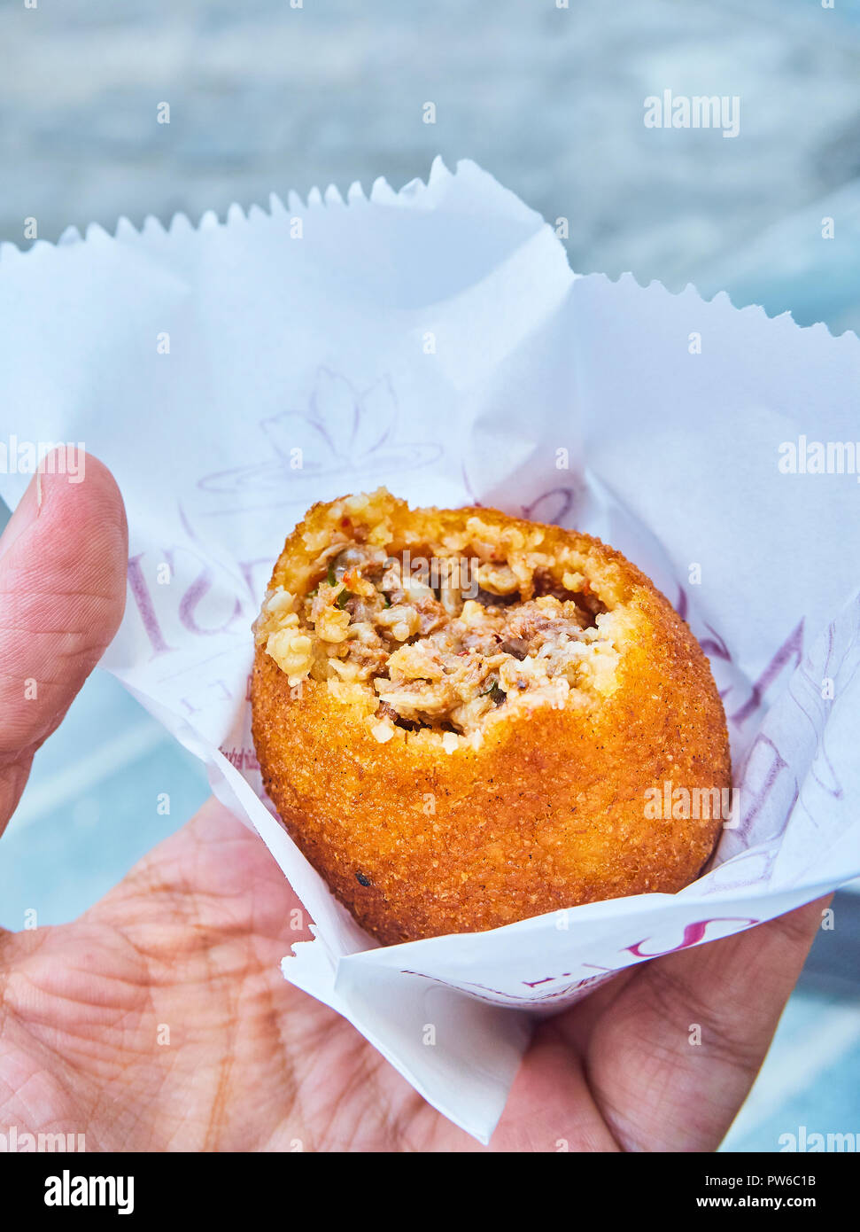 Una femmina la mano che regge un Icli Kofte, un piatto tradizionale della cucina araba. Noto anche come Kibbeh, Kibbe, Kibe, Kipe, Kibba, Kubbah, Kobeiba Quibbe o. Foto Stock