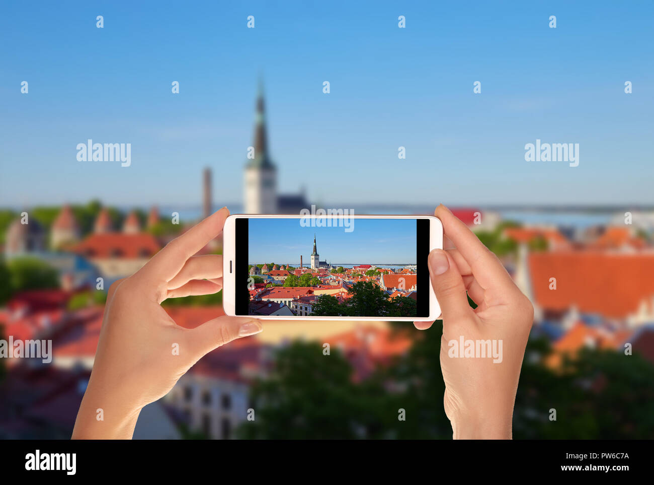 Un turista è scattare una foto della città vecchia di Tallinn, Estonia su un telefono cellulare Foto Stock