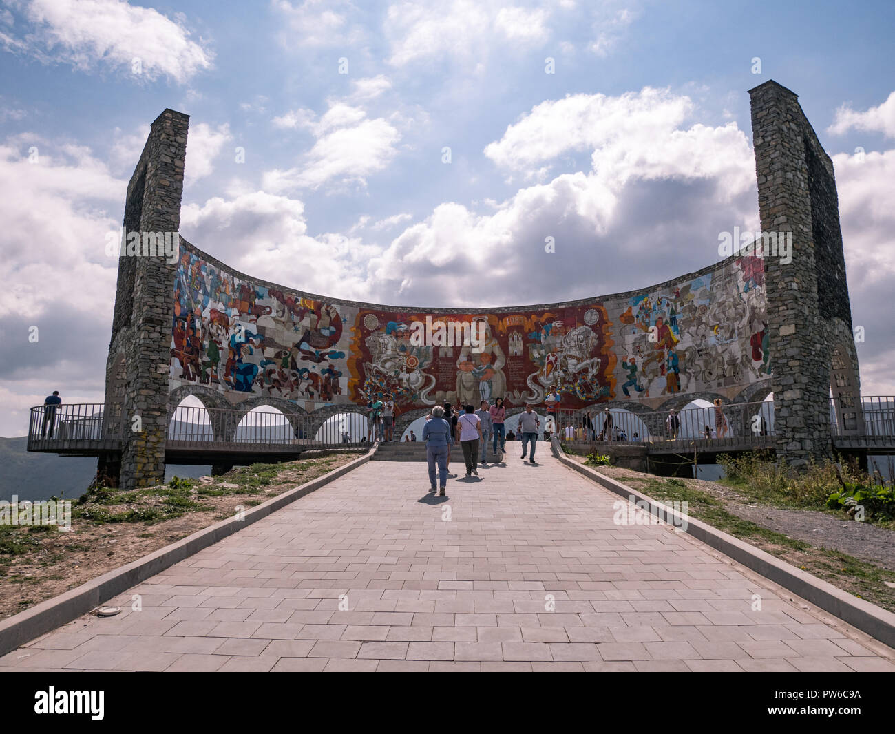 La Russia e la Georgia amicizia monumento sulla Jvari passano in Georgia. Il dipinto raffigura scene dal georgiano e la storia russa. Foto Stock