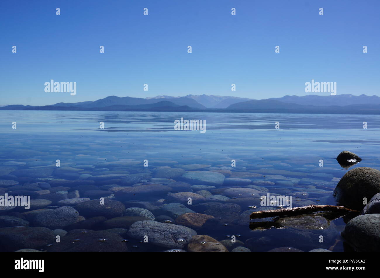 Le acque calme su Nahuel Huapi Lago di Bariloche circondata da belle montagne e il cielo blu, Argentina, Sud America. Foto Stock