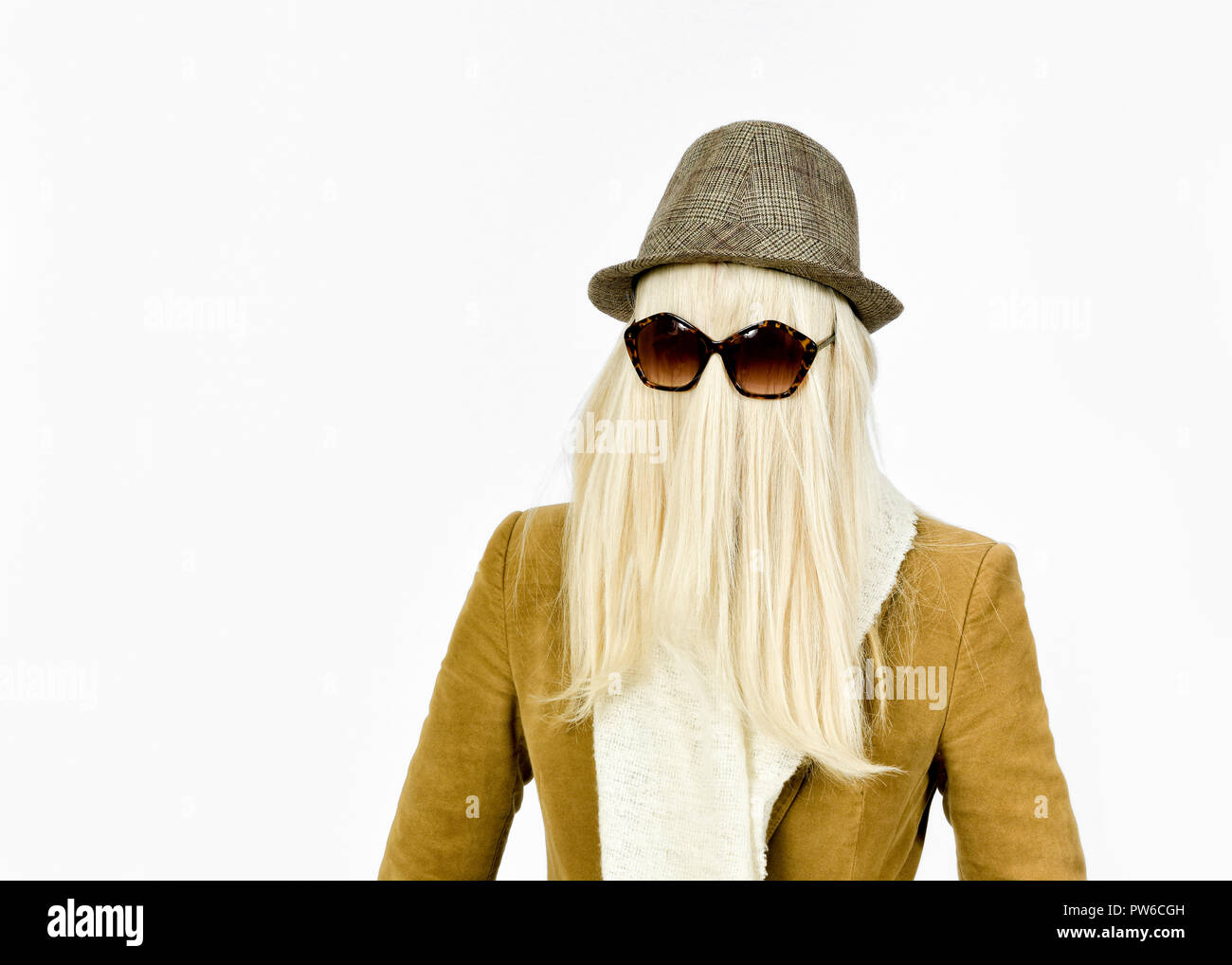 Fun immagine di donna con capelli lunghi biondi che ricopre la faccia e occhiali da sole a giocare vestire per Halloween come Cugino ITT Foto Stock