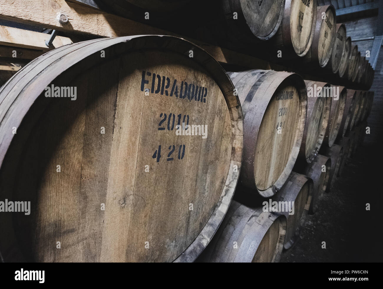 Il whisky scozzese di barili in magazzino a Edradour Distillery a Pitlochry, Scotland, Regno Unito Foto Stock