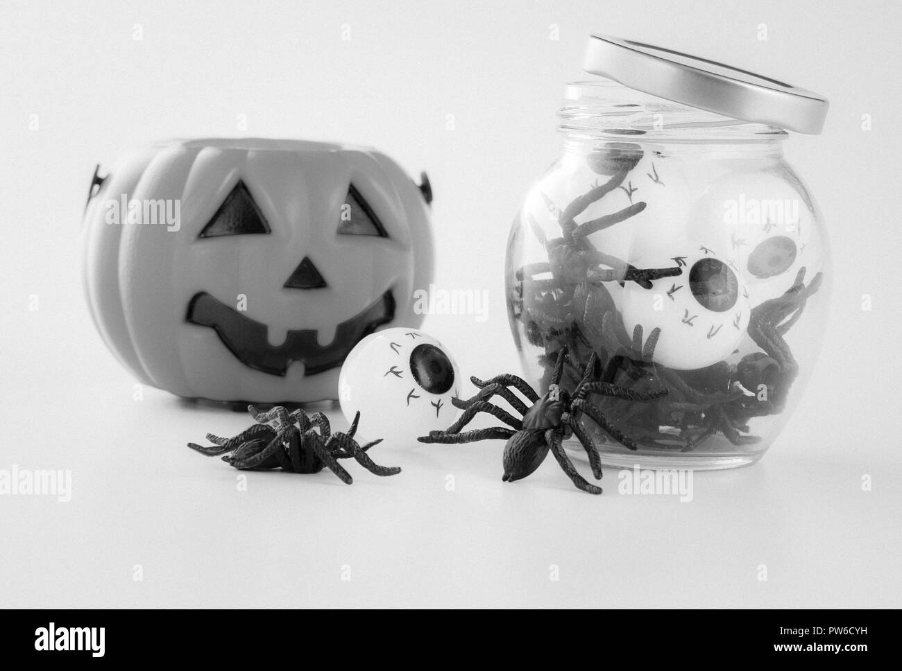 Bella decorazione halloween dolcetto o scherzetto su sfondo bianco con filtro, concetto di festa di Halloween, spazio copia(testo space), close-up, vuota per Foto Stock