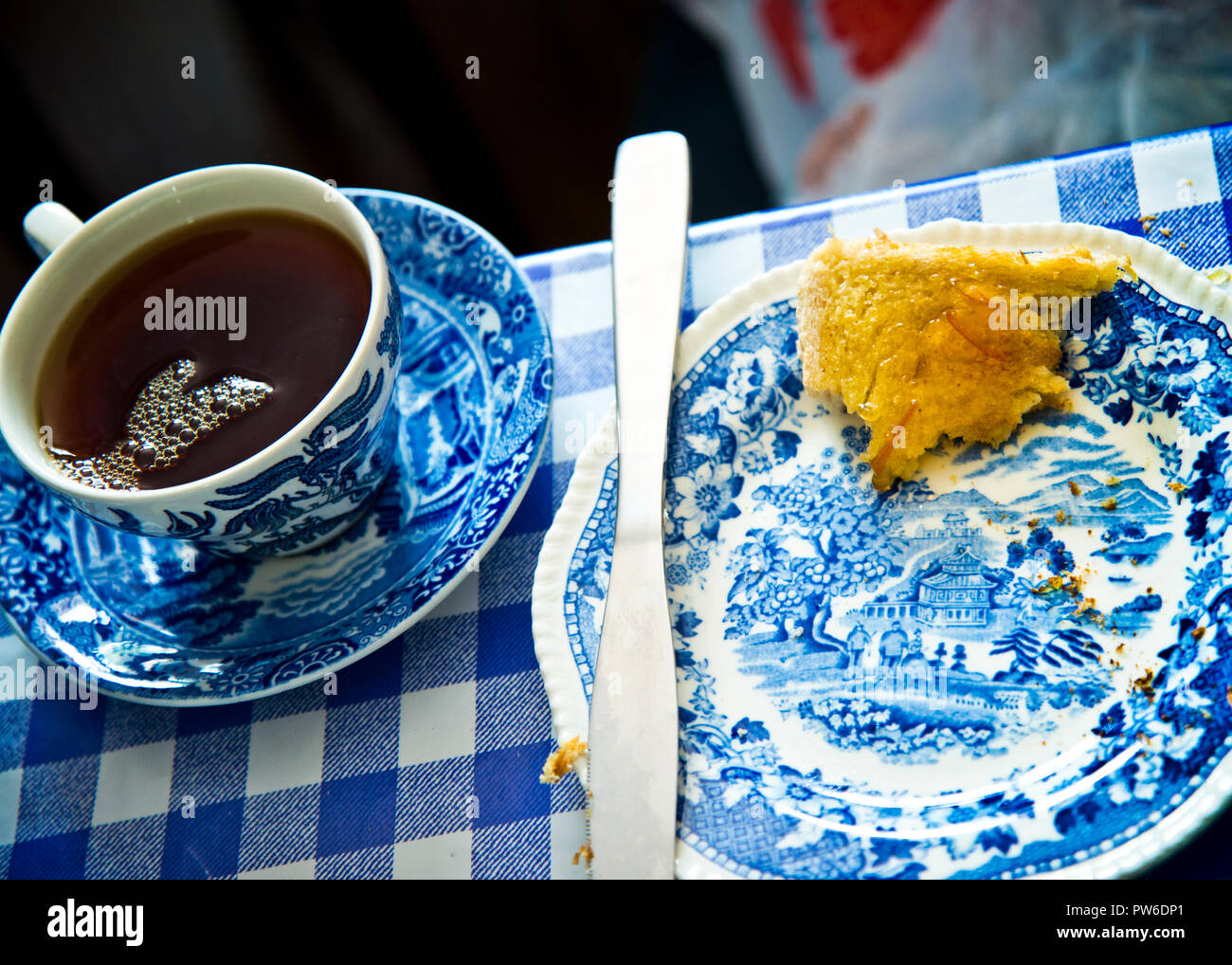 vista sulla testa del tradizionale tè del mattino e pane tostato serviti in piatti blu orientali stoviglie. Foto Stock