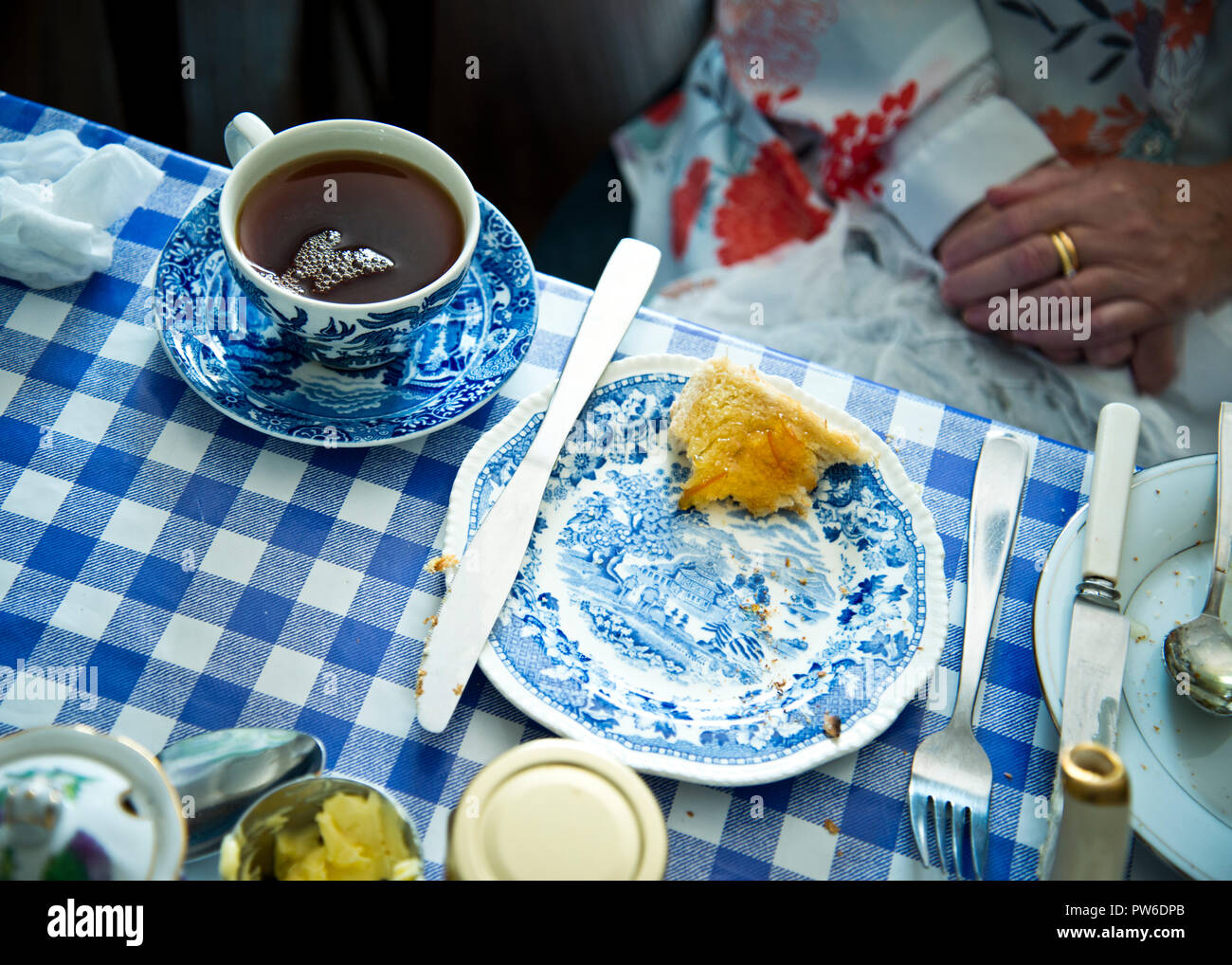 vista sulla testa del tradizionale tè del mattino e pane tostato serviti in piatti blu orientali stoviglie. Foto Stock