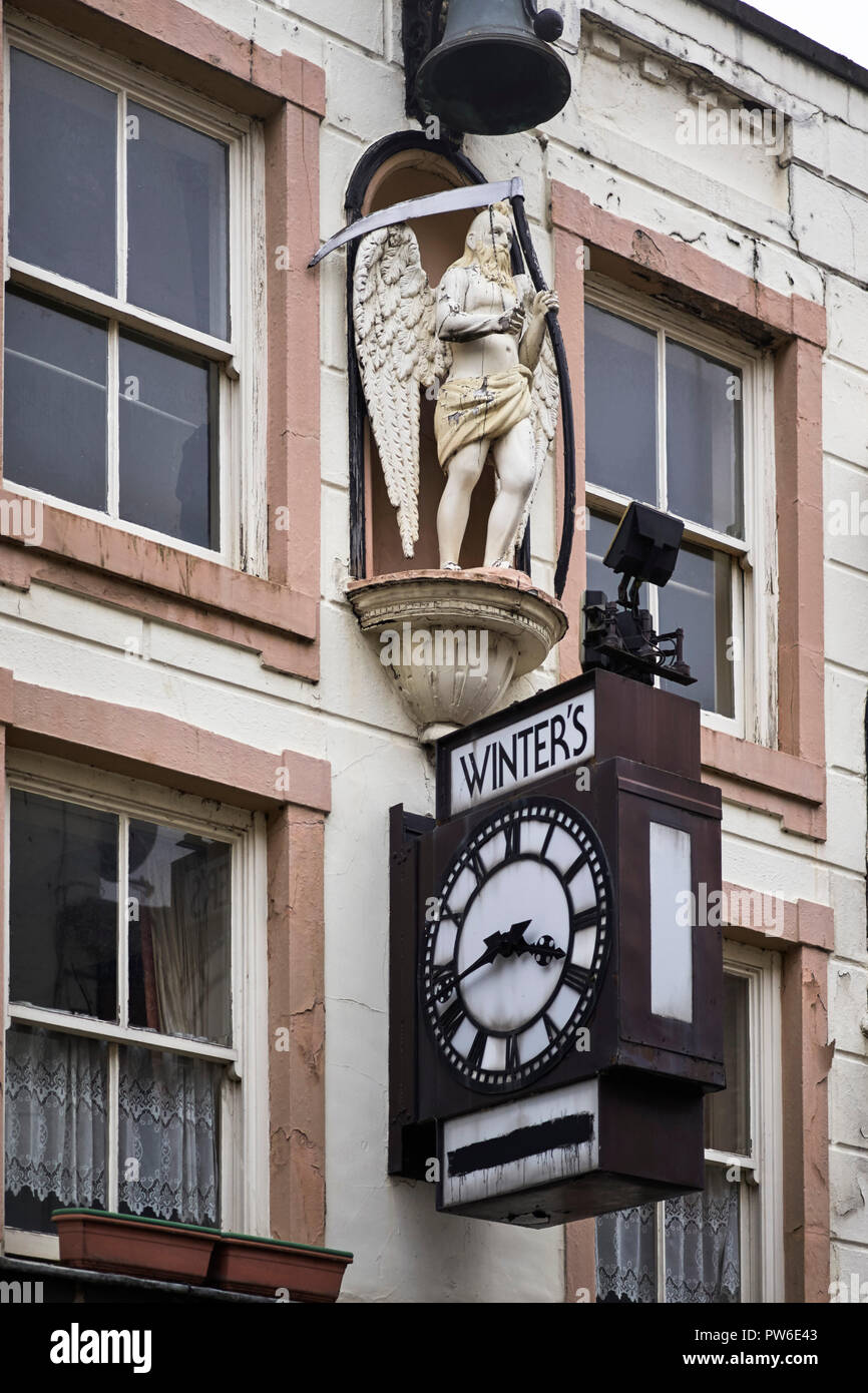 Il vecchio padre tempo sopra gli inverni di orologio in Underbank, Stockport Foto Stock