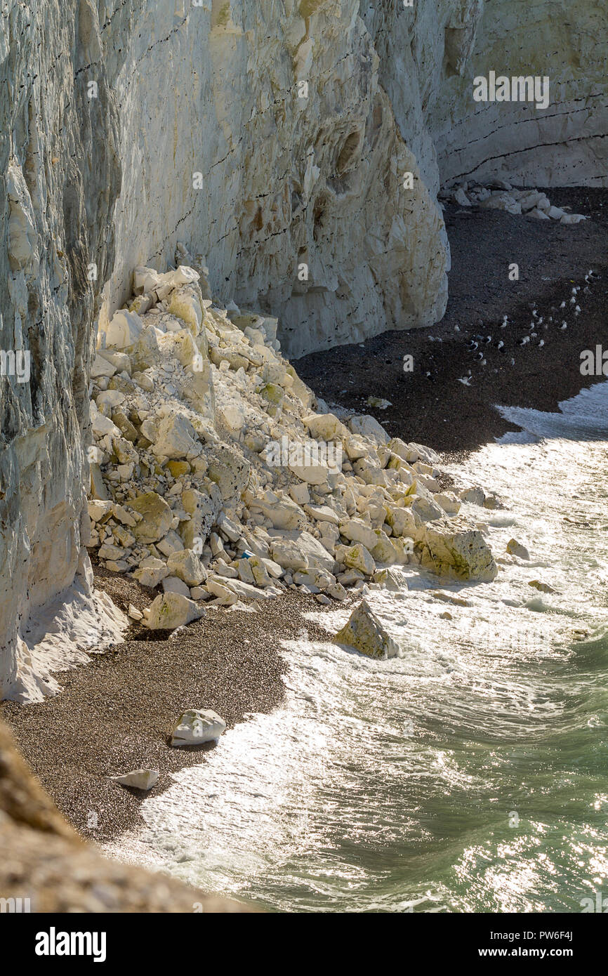 Adesivo Le pietre naturali Texture da un lato del fiume roccioso, spiaggia  