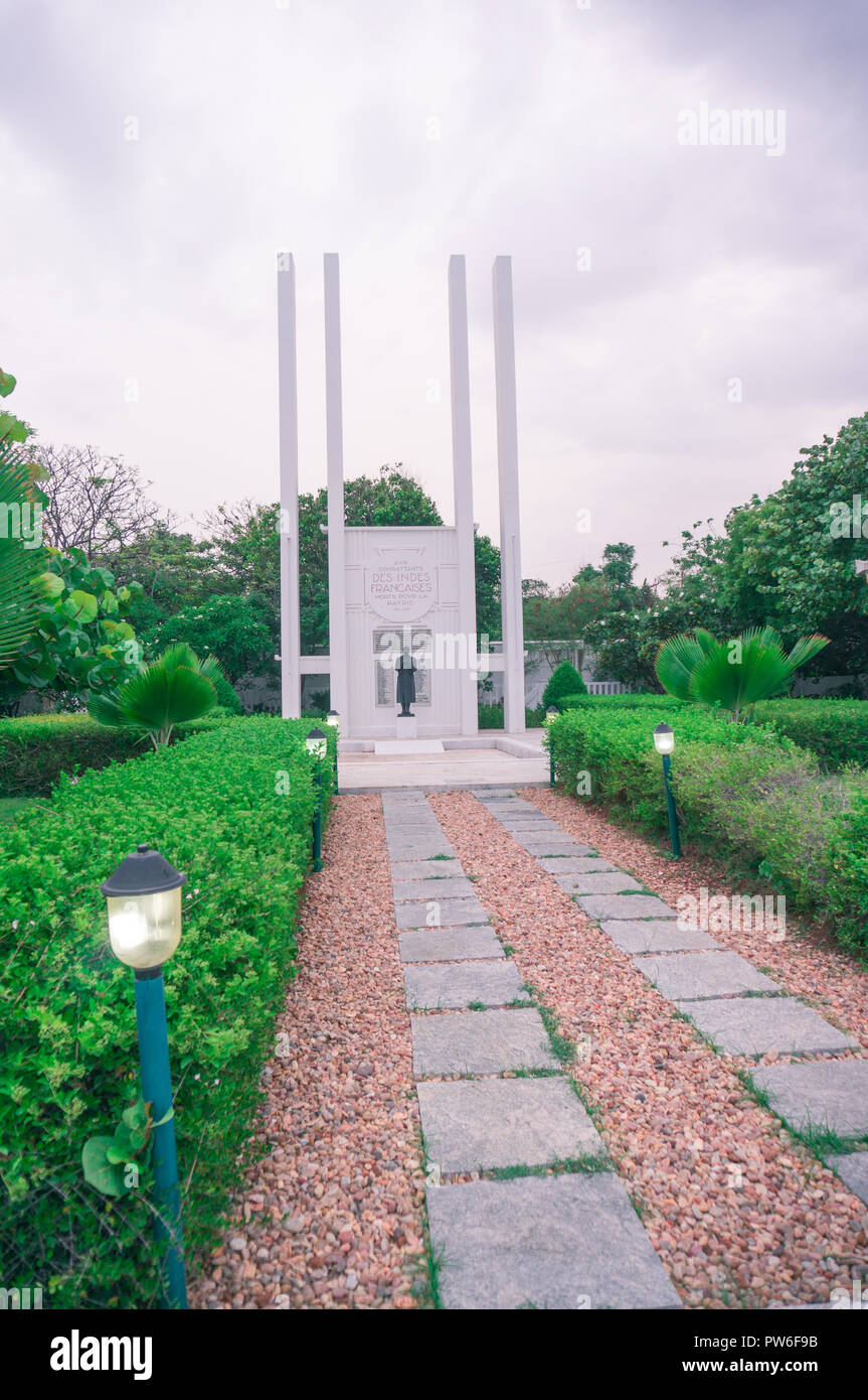 Il Memorial Park di pondicherry con lapide e giardini Foto Stock