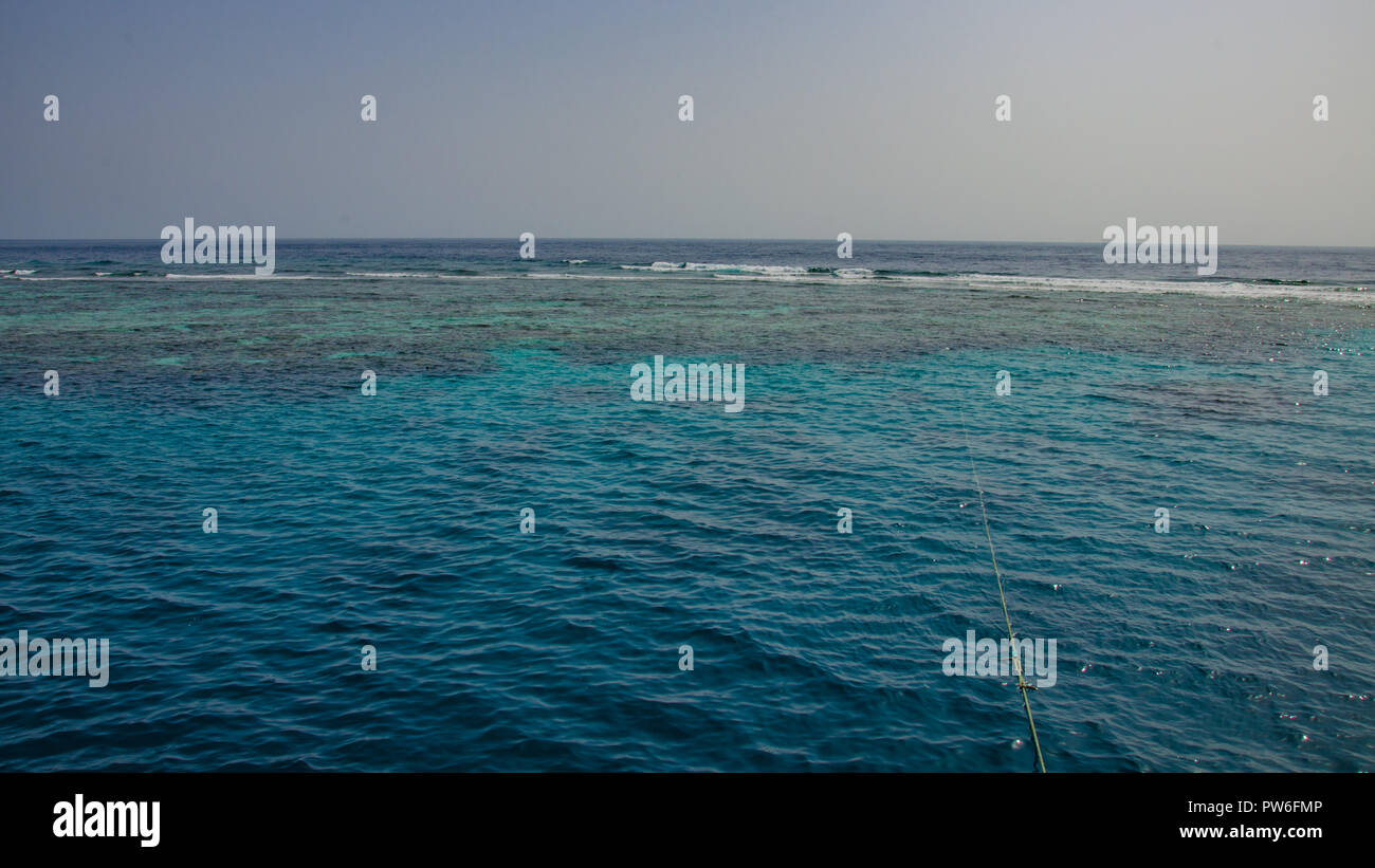 Angarosh, Sudan - Aprile 2018. Mare blu vicino alla barriera corallina. Foto Stock