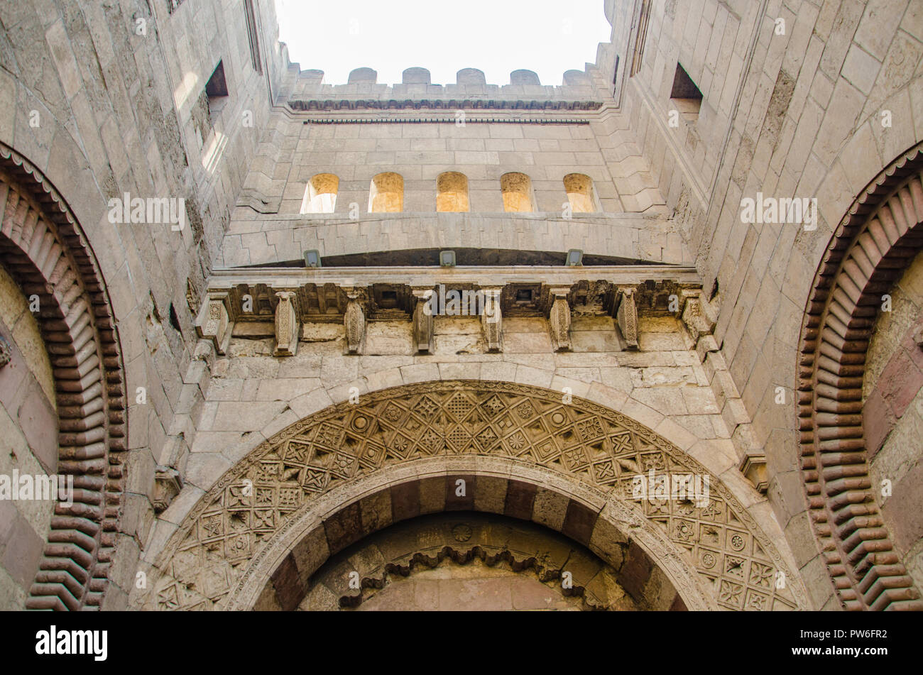 Il Cairo, Egitto - Aprile 2018. Tipico egiziano antico edificio in Cairo suk Foto Stock